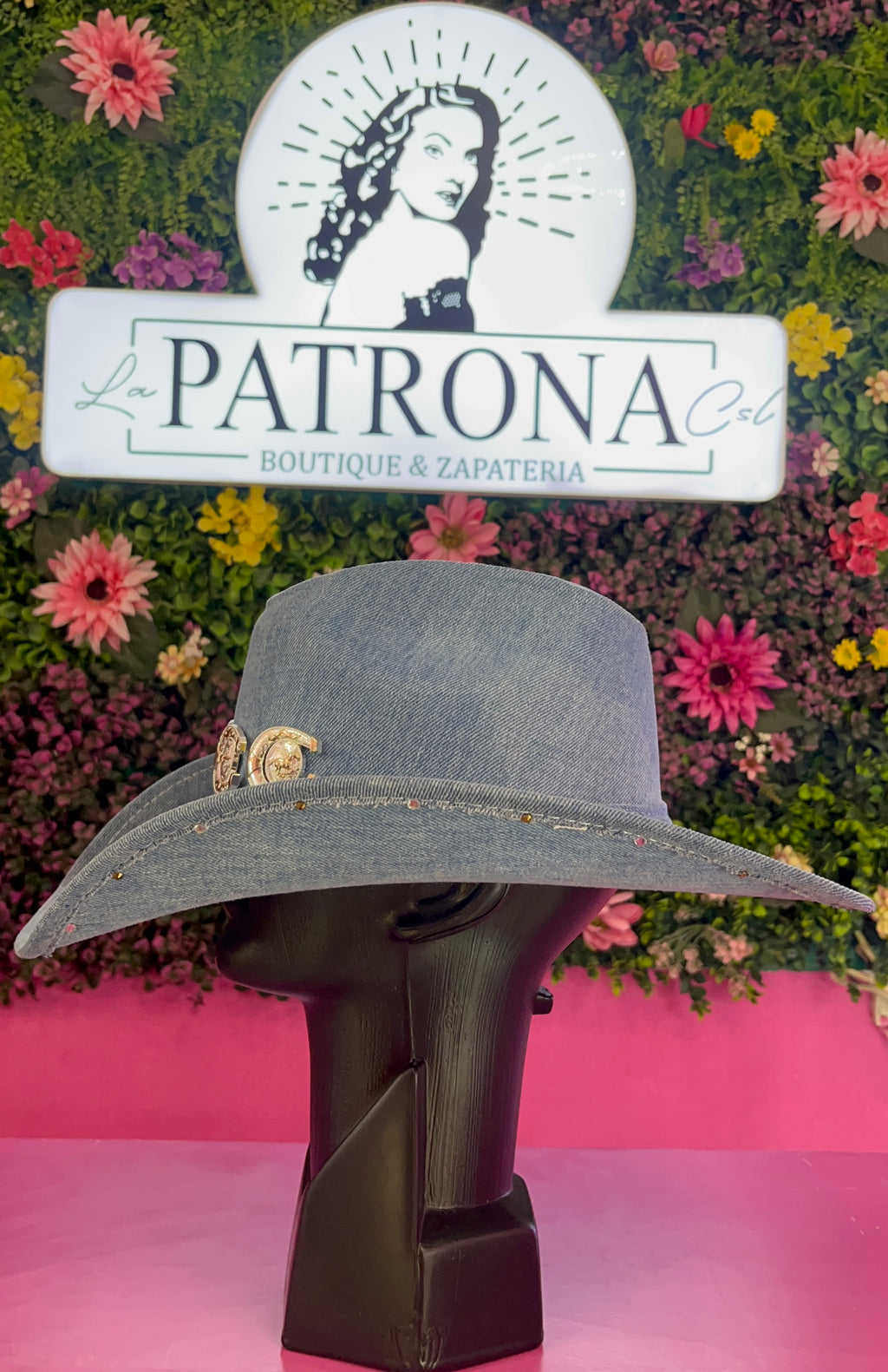 Sombrero mezclilla con herrajes y brillos plata/dorado