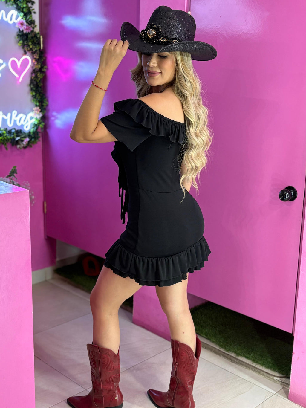 Vestido negro corto corte campesino