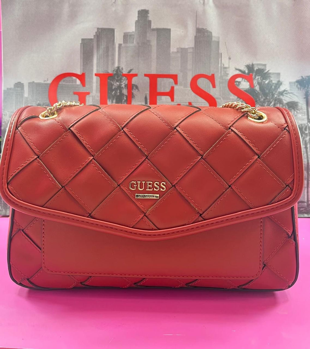 Bolsa roja modelo trenzado GUESS