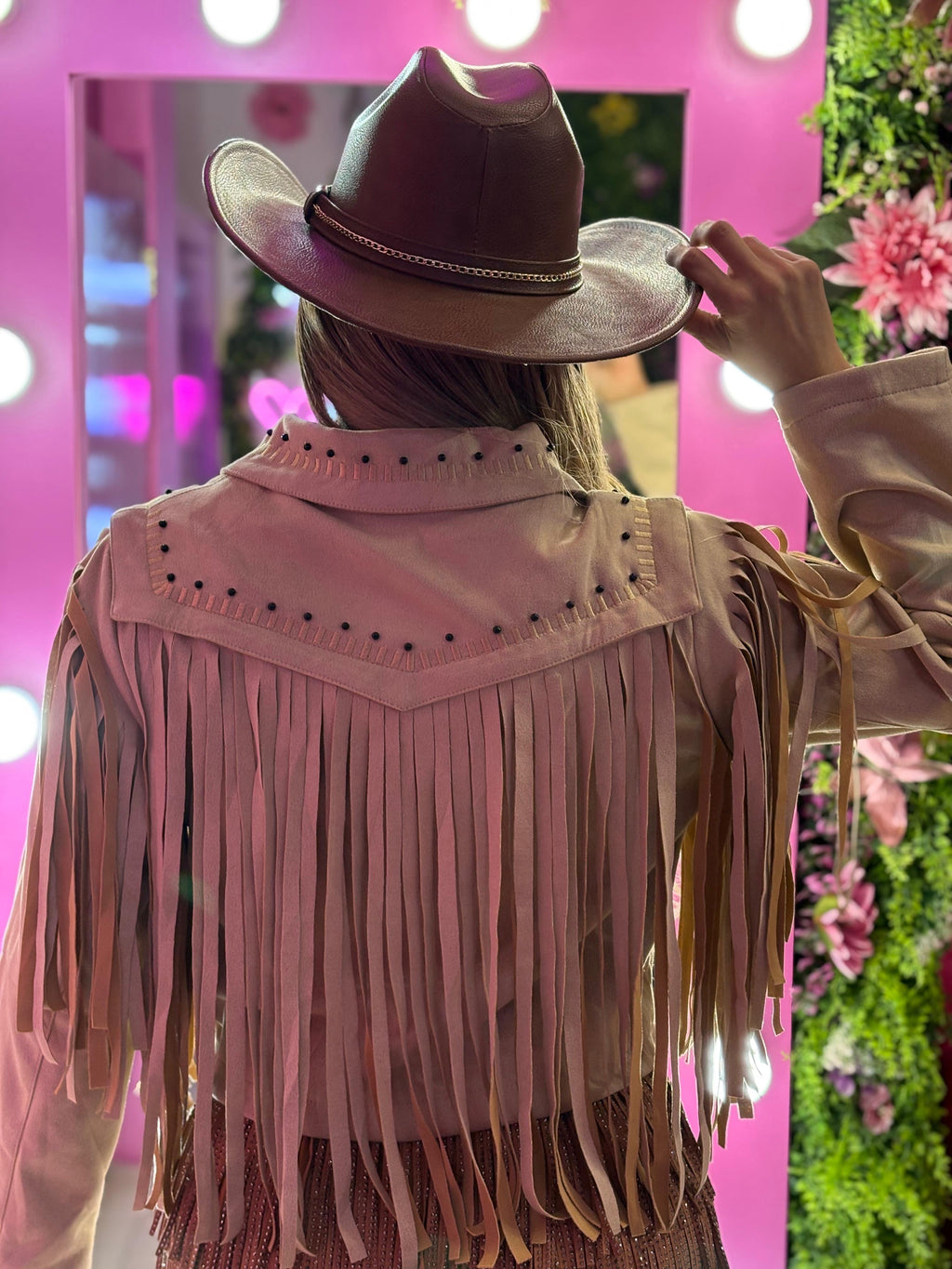 Chamarra beige de gamuza con barbas