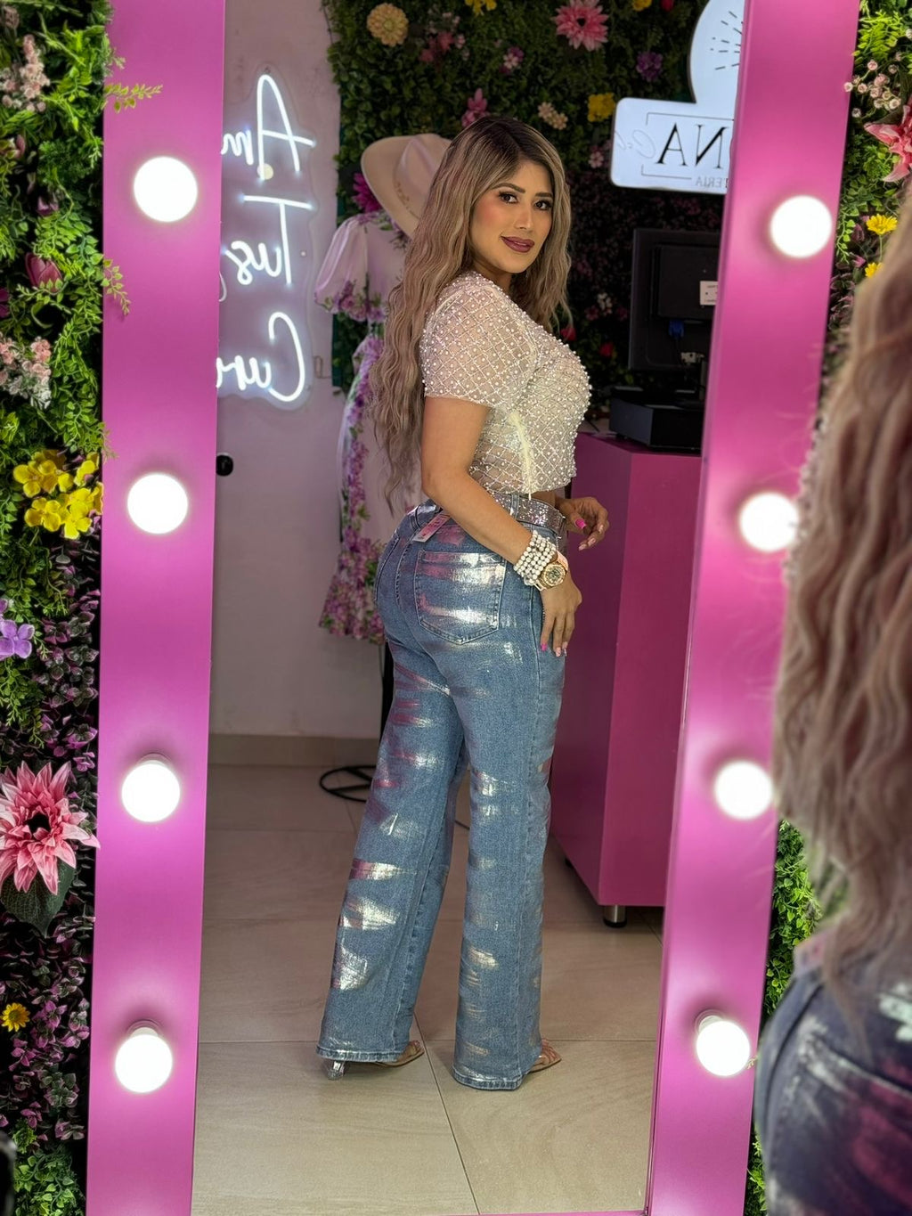 Pantalón metálico con brillos y cadena