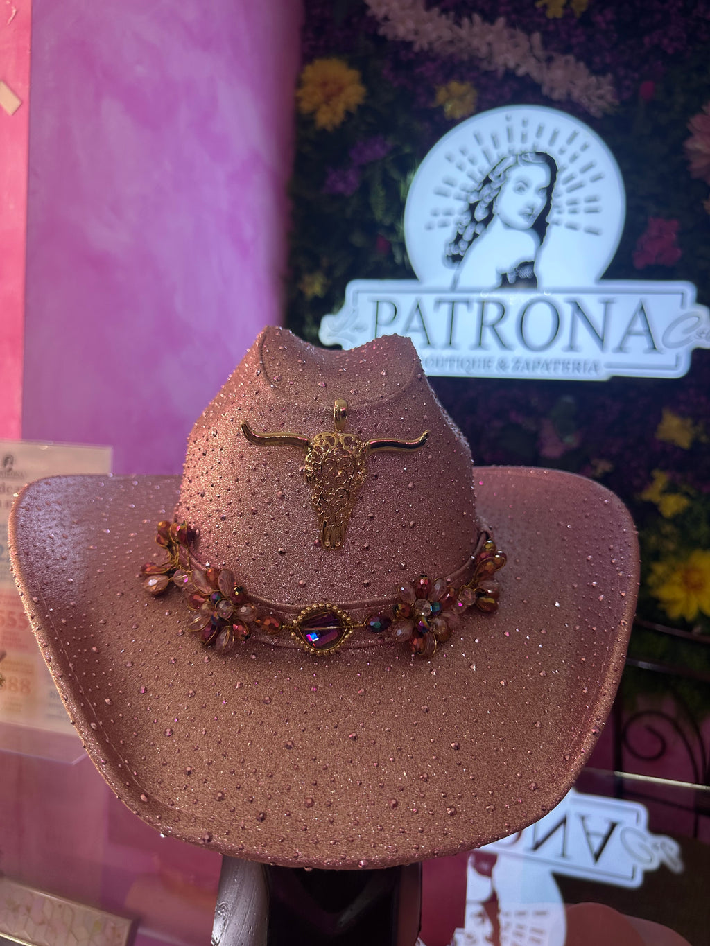 Sombrero rosa con pedrería y cuernuda
