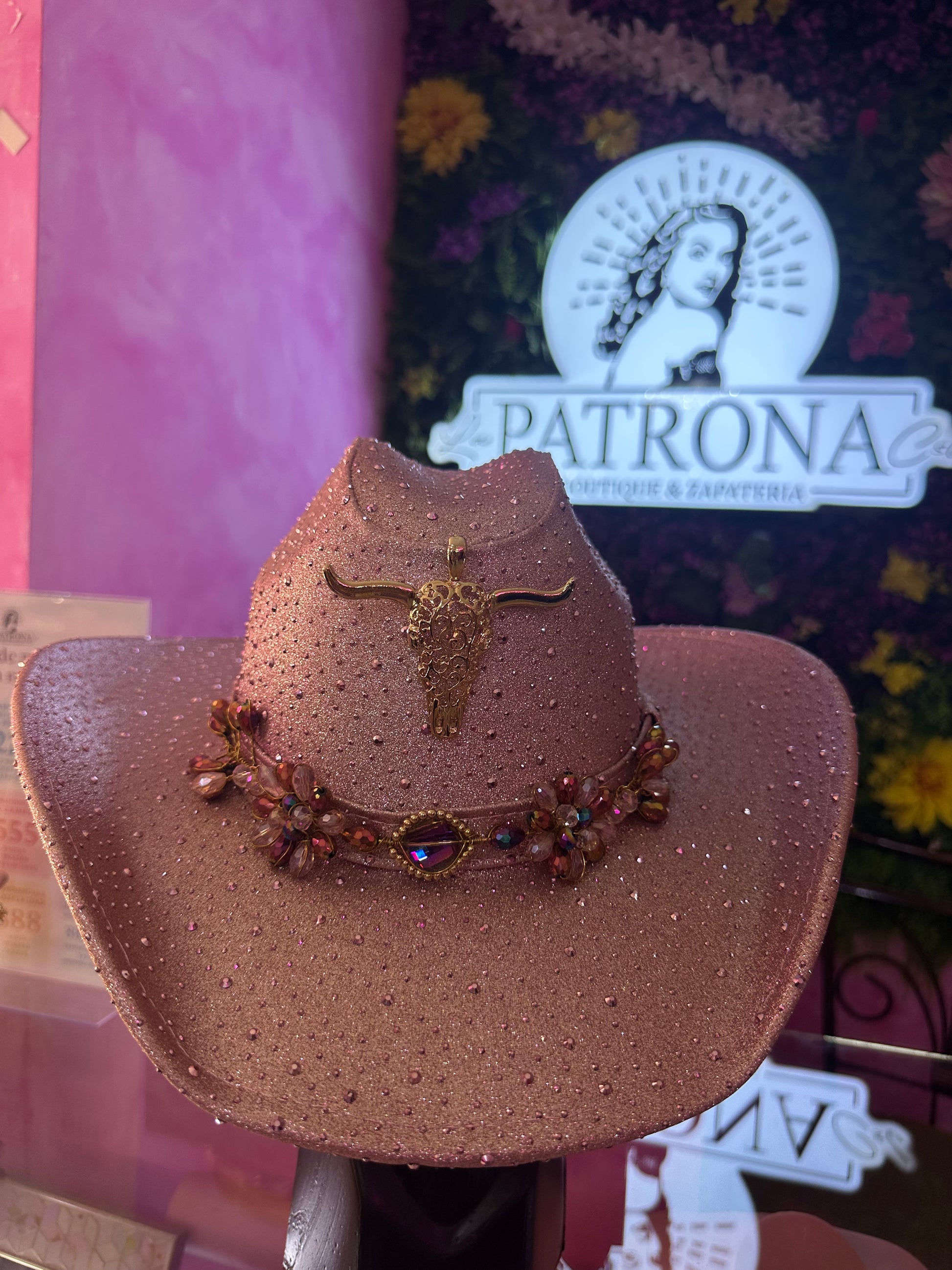 Sombrero rosa con pedrería y cuernuda