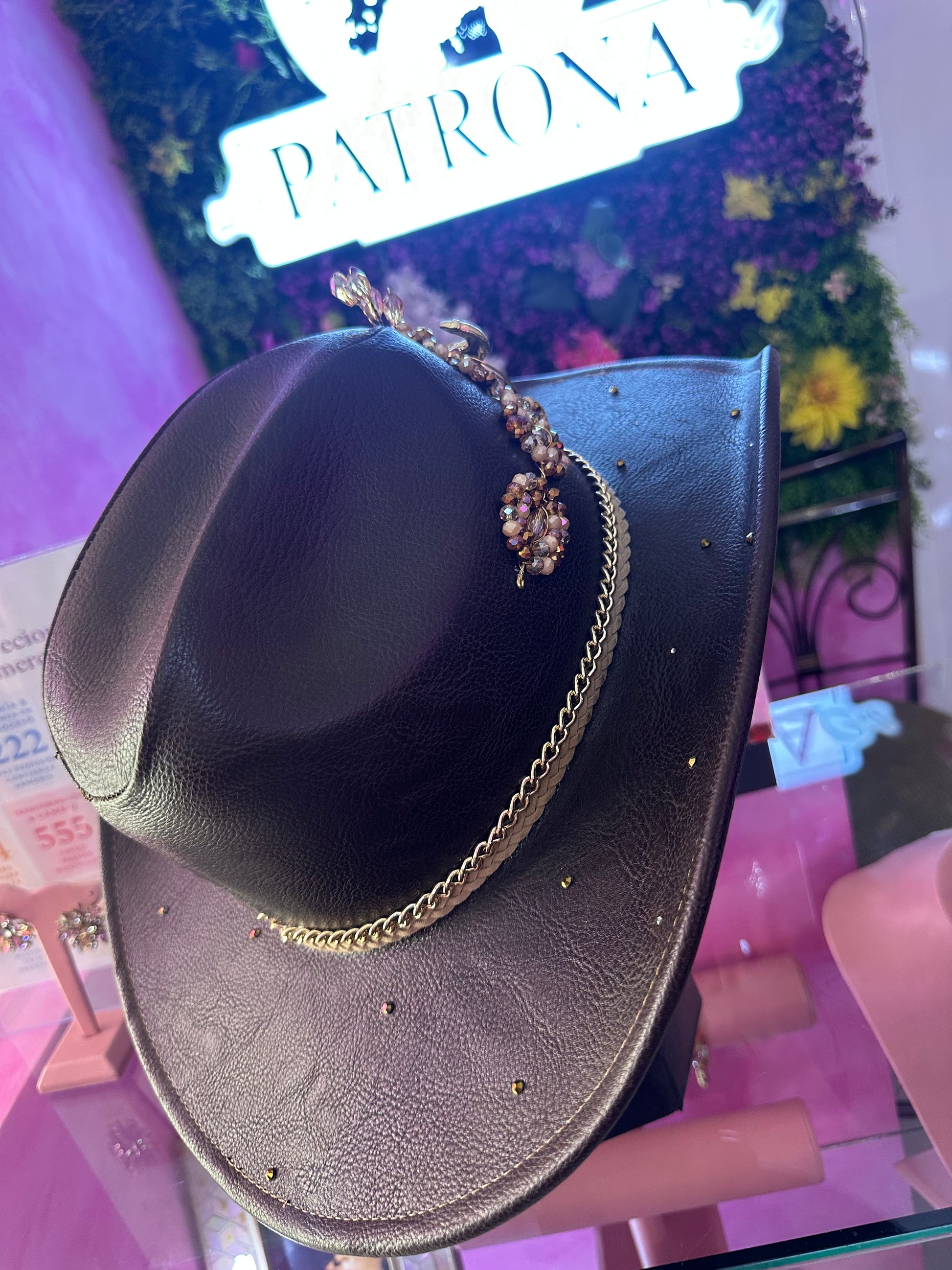 Sombrero chocolate con cuernuda