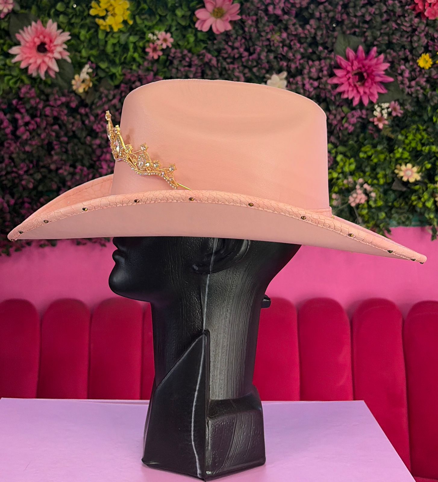 Sombrero rosa con corona