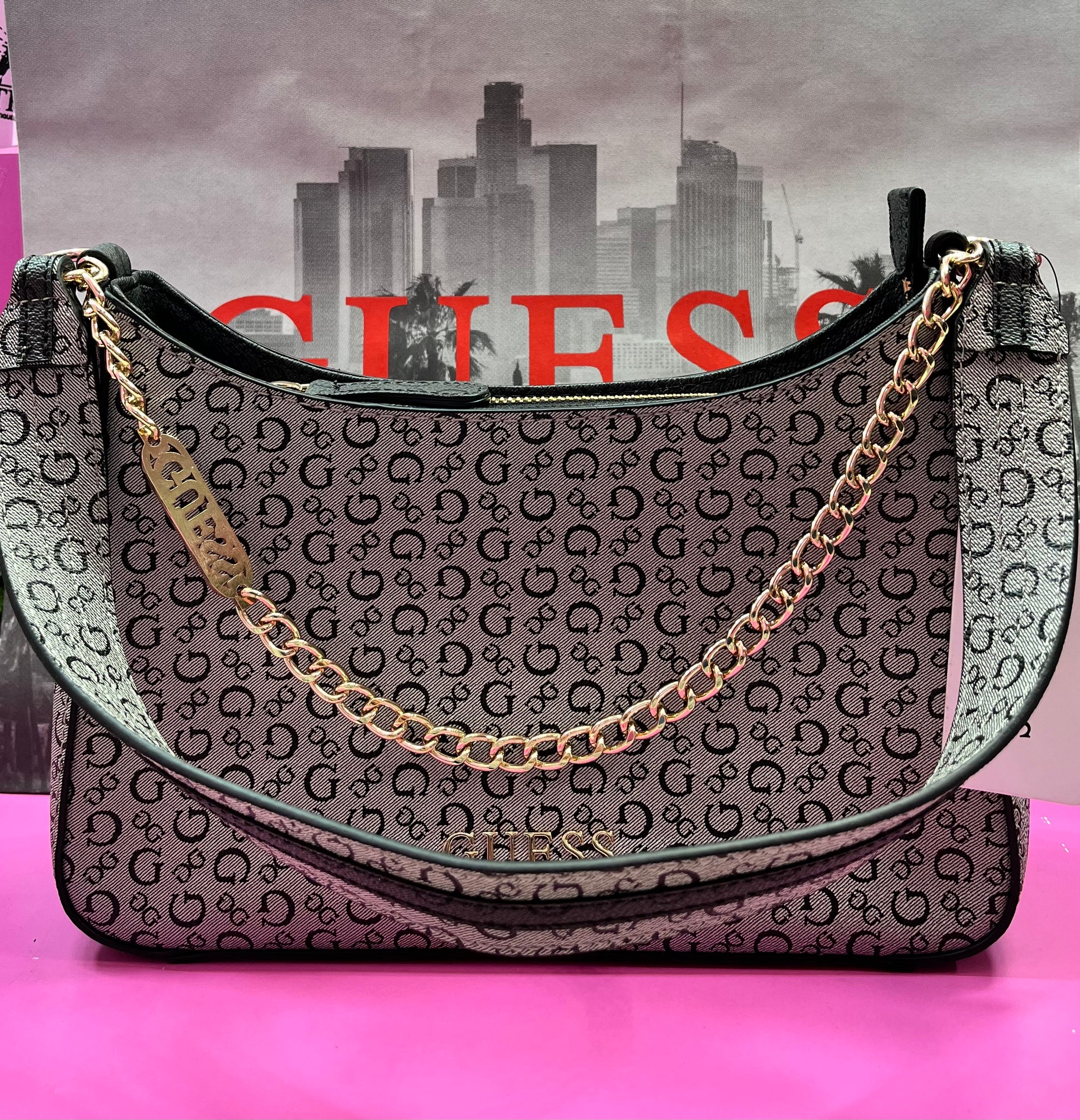 Bolsa gris guess con cadena