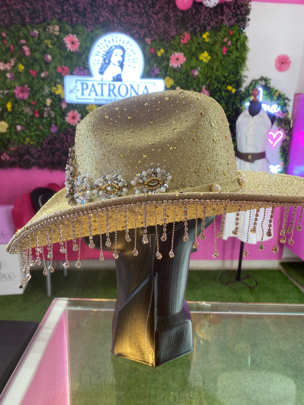 Sombrero dorado de corazón
