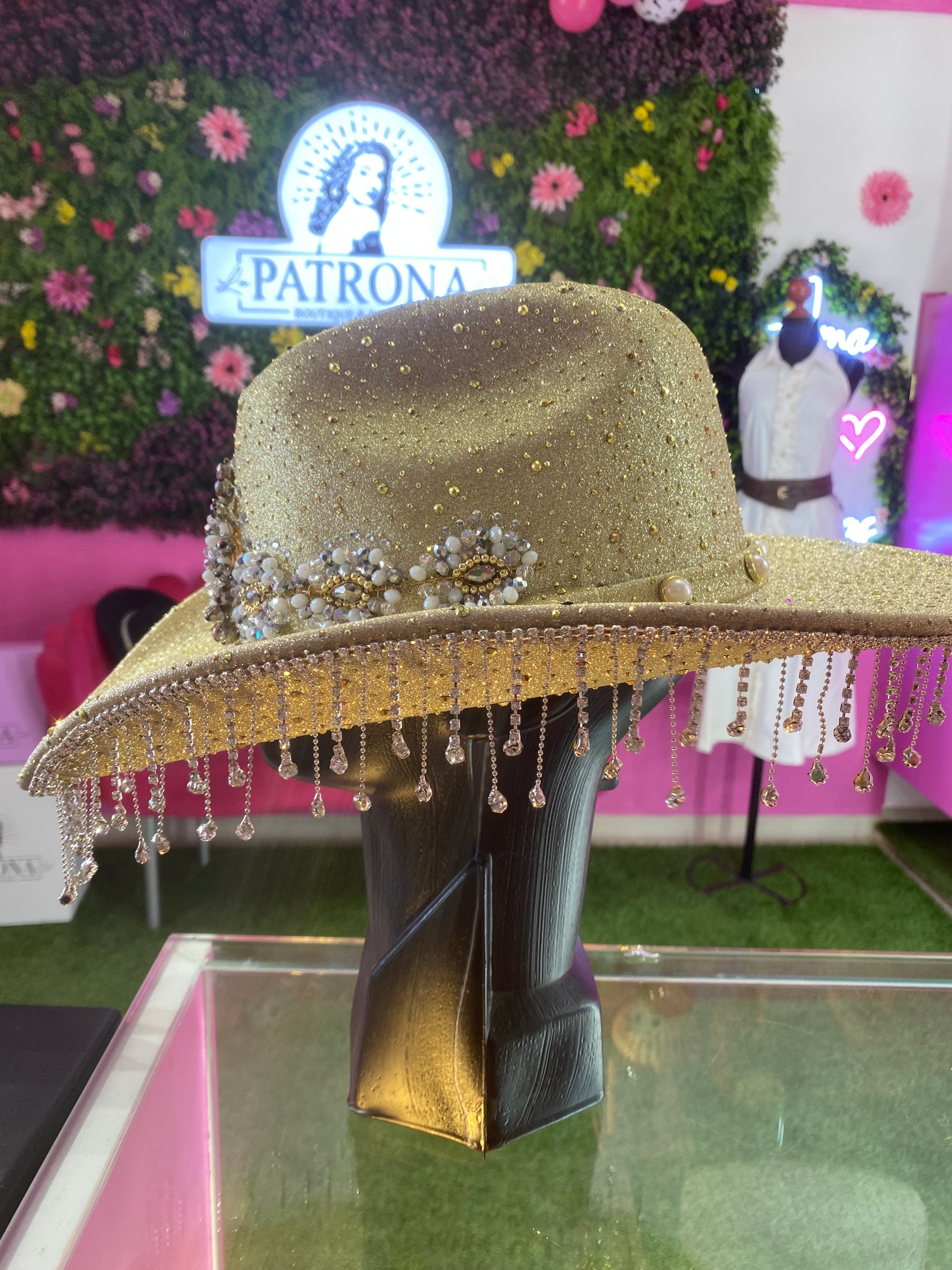 Sombrero dorado de corazón