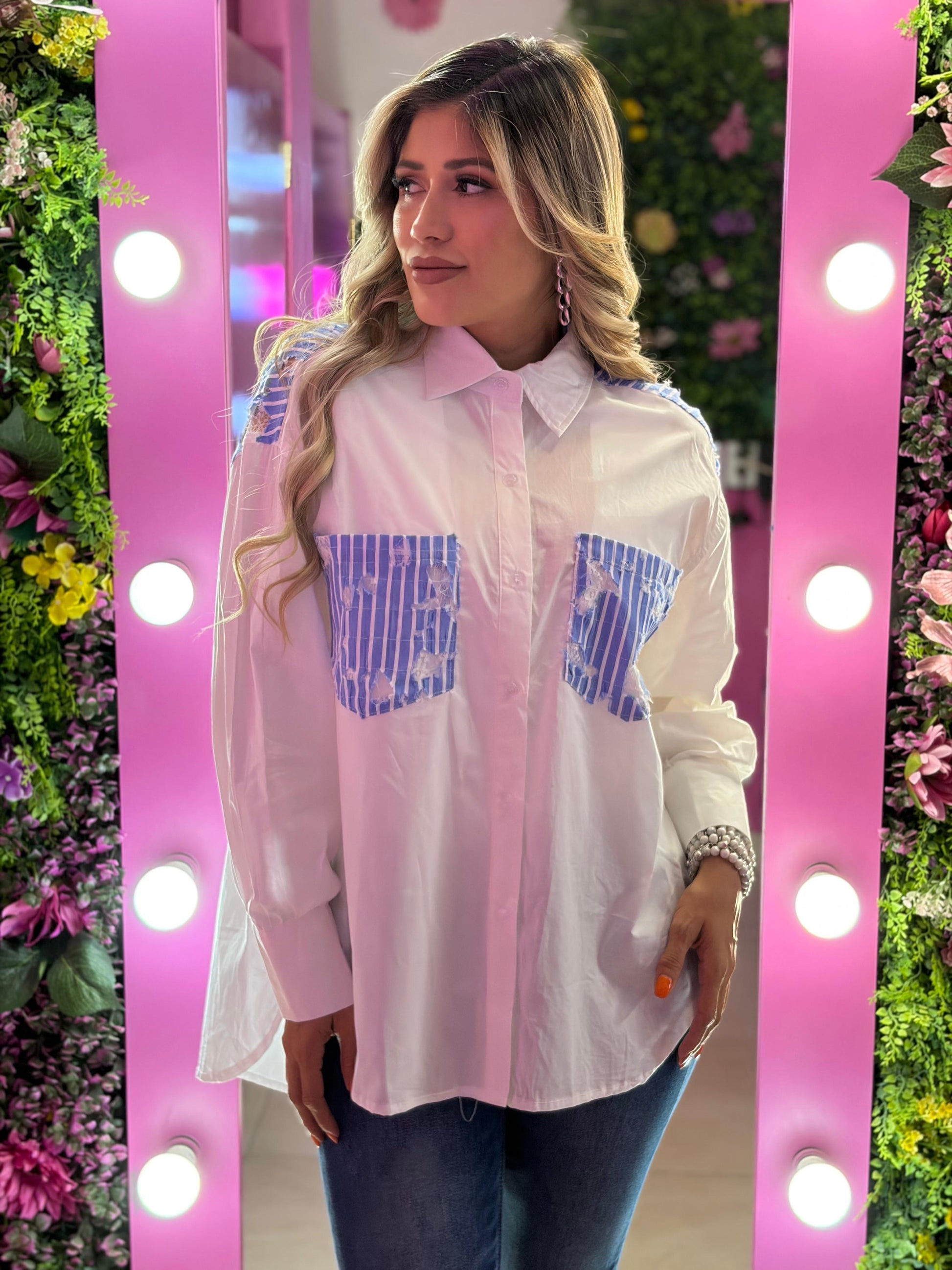 Camisa blanca con encaje azul