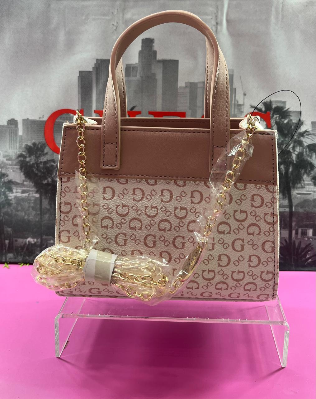 Bolsa nude con monograma GUESS.