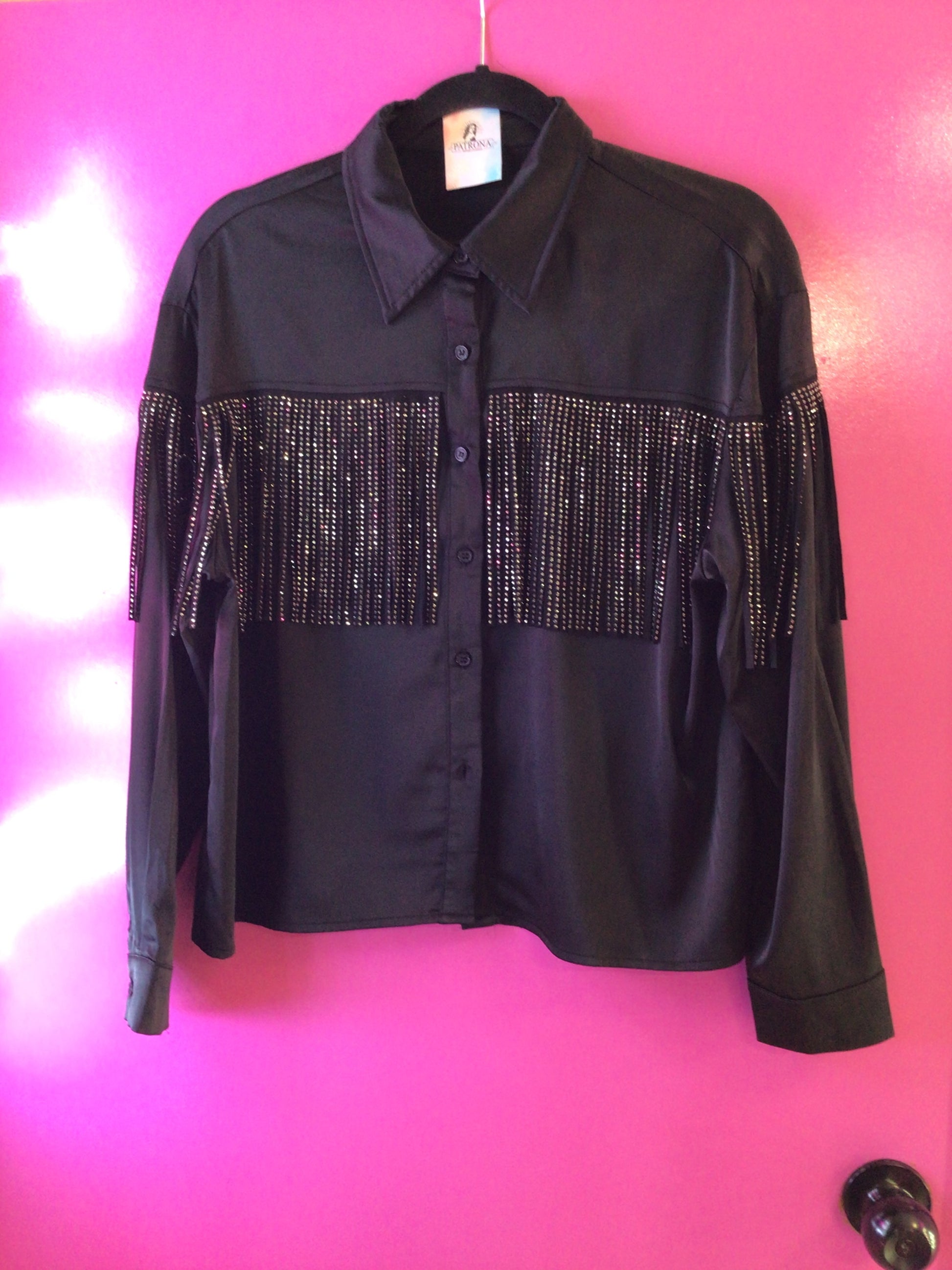 Camisa negra con barbas y brillos