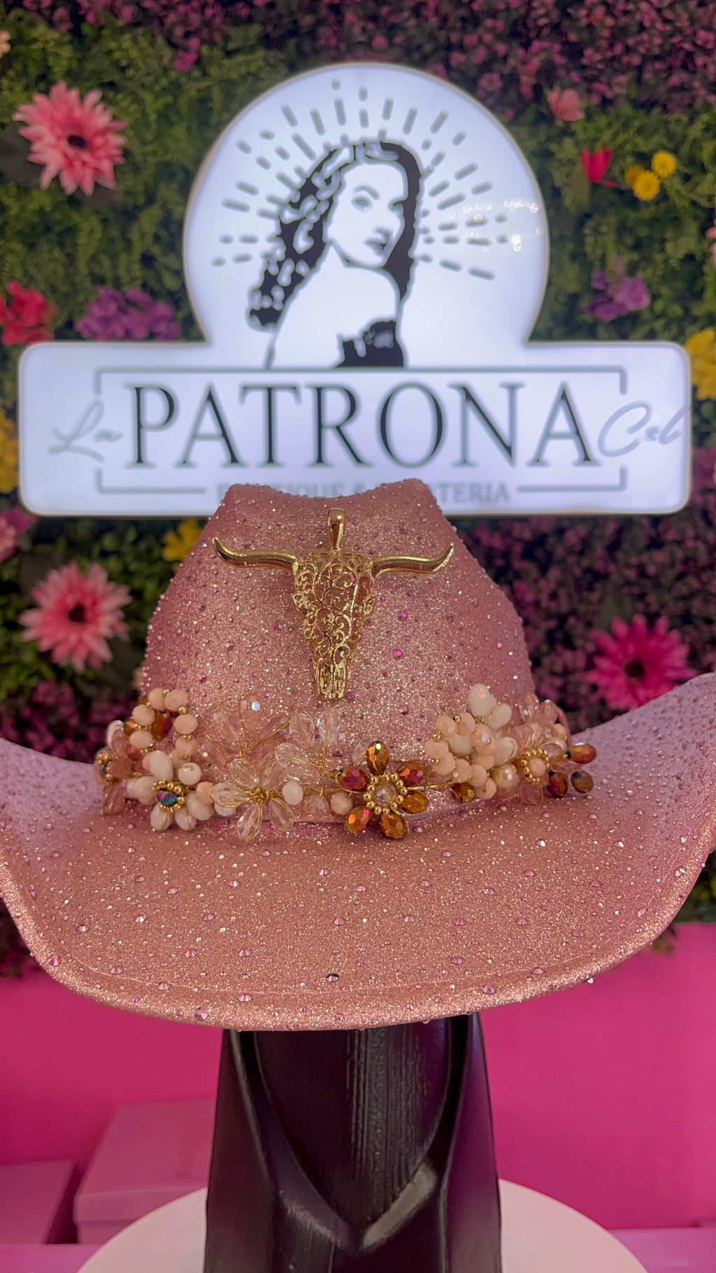 Sombrero rosa brillos con apliques flores y cuernuda