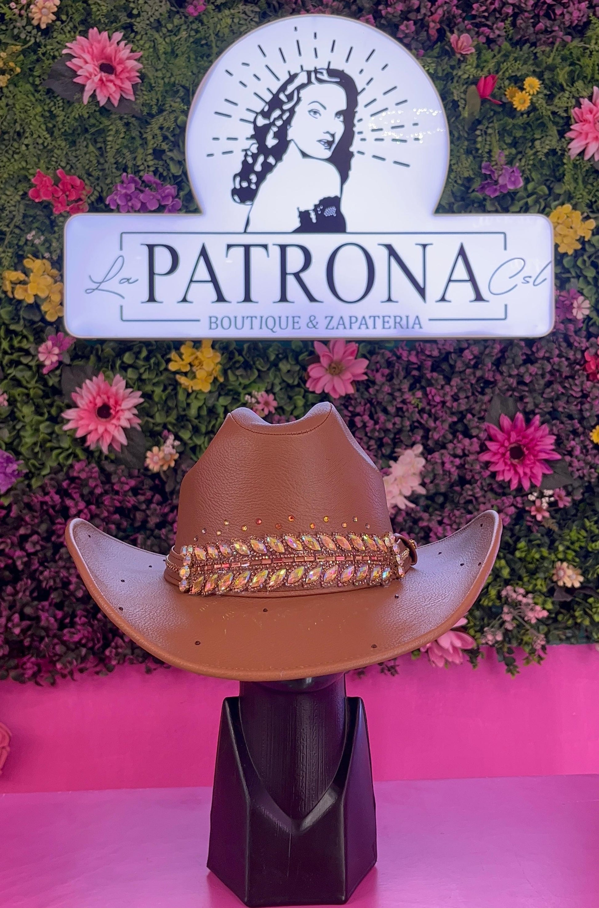 Sombrero camel de vinipiel con brillos