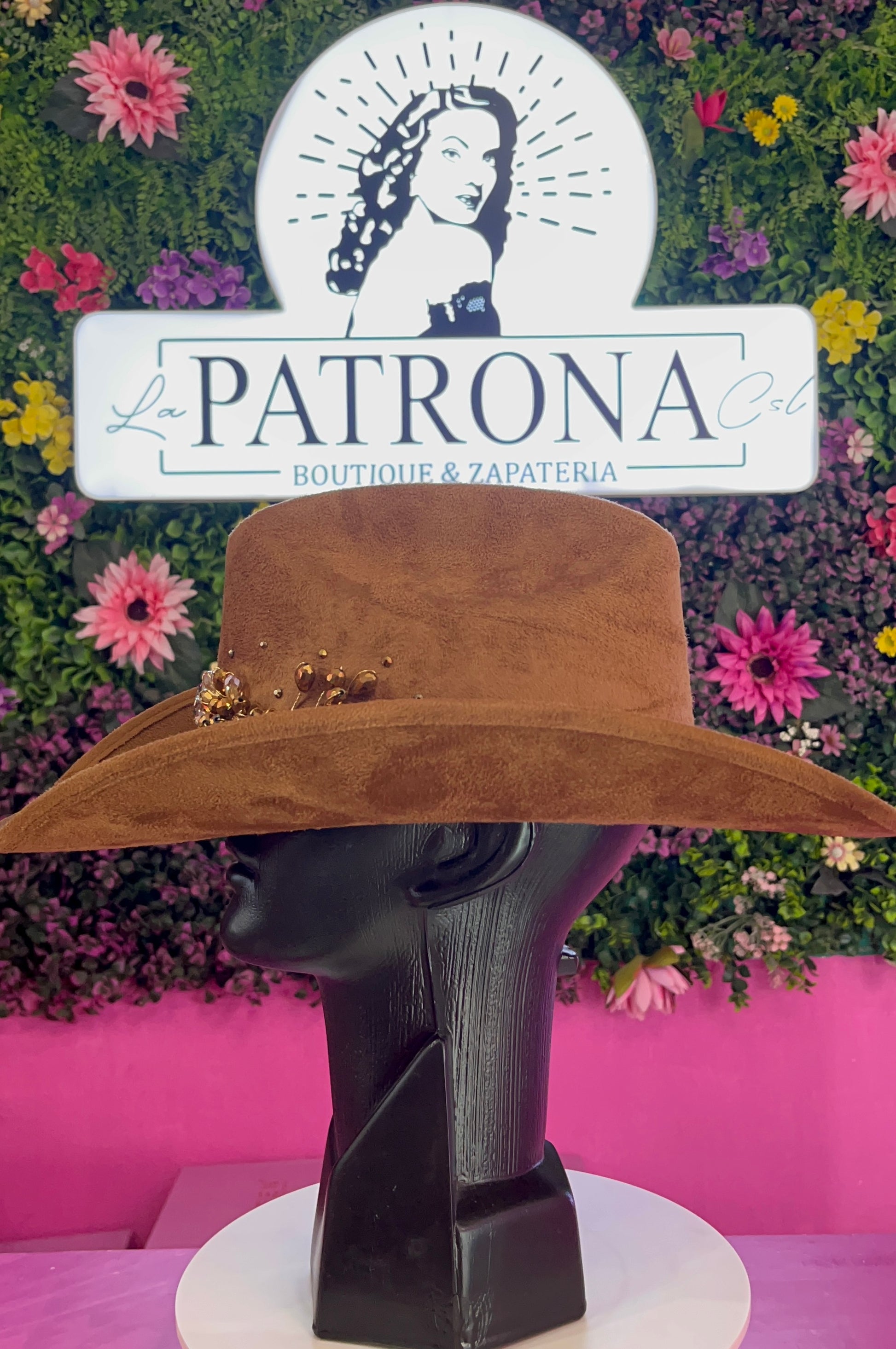 Sombrero camel con apliques gamuza