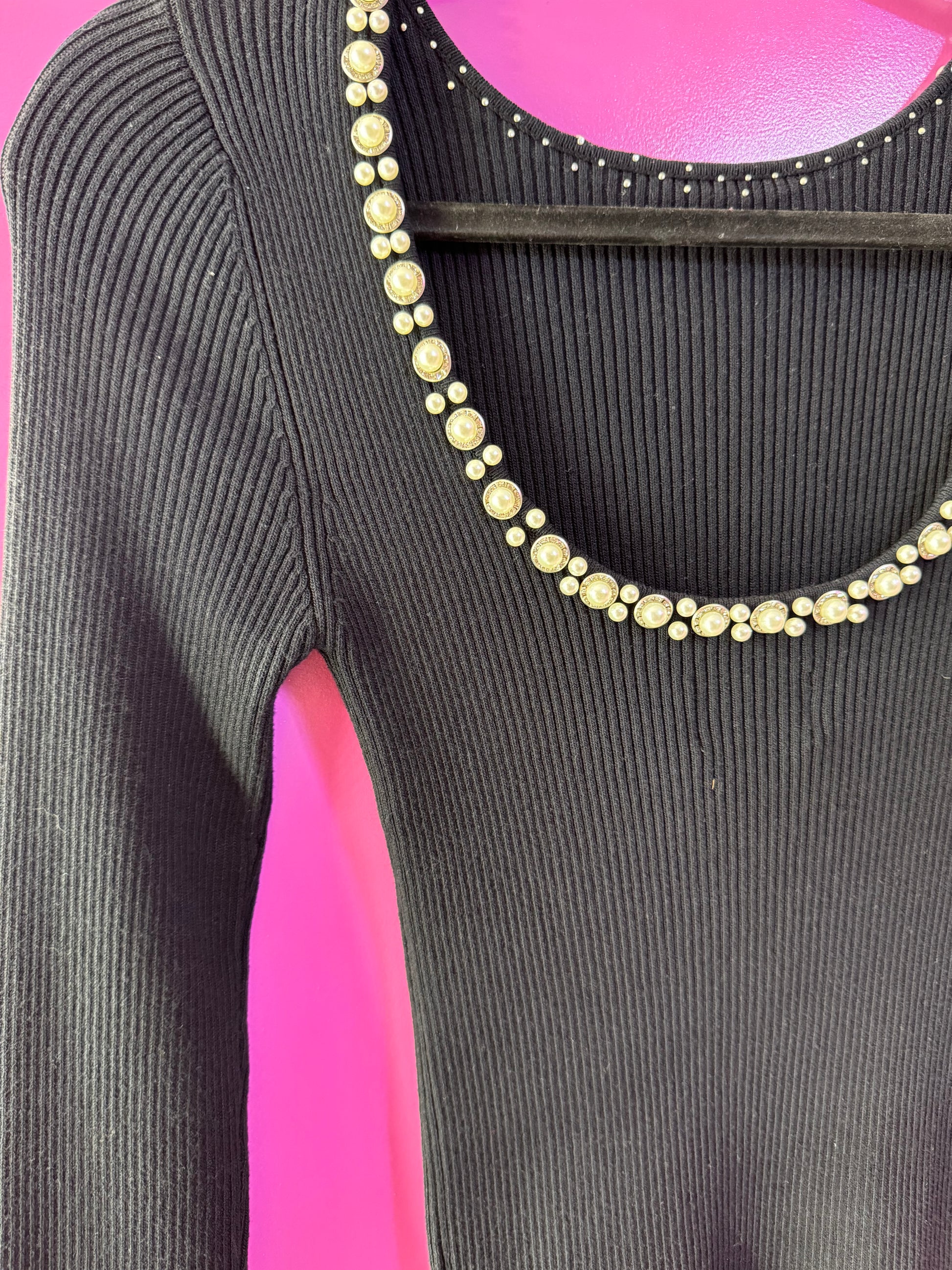 Blusa negra con perlas