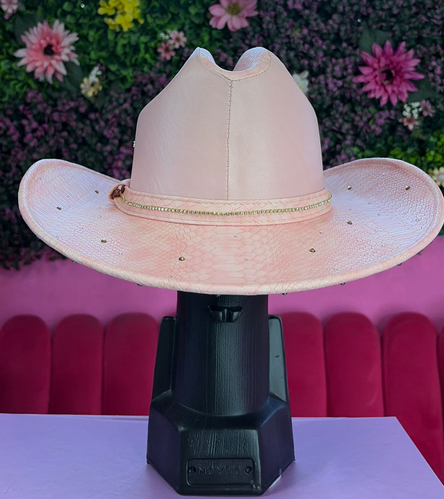 Sombrero rosa con corona