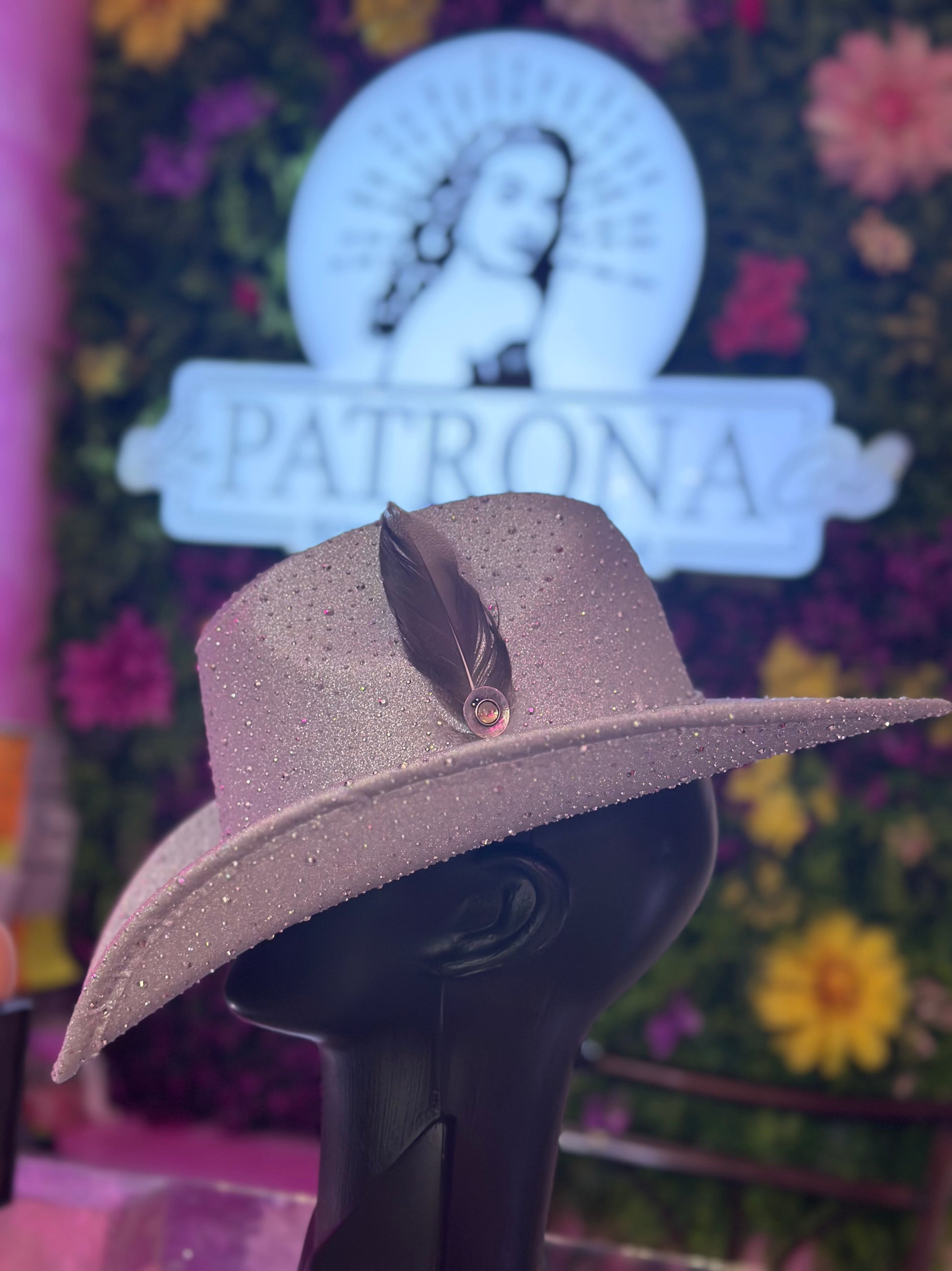 Sombrero plateado de glitter con brillos