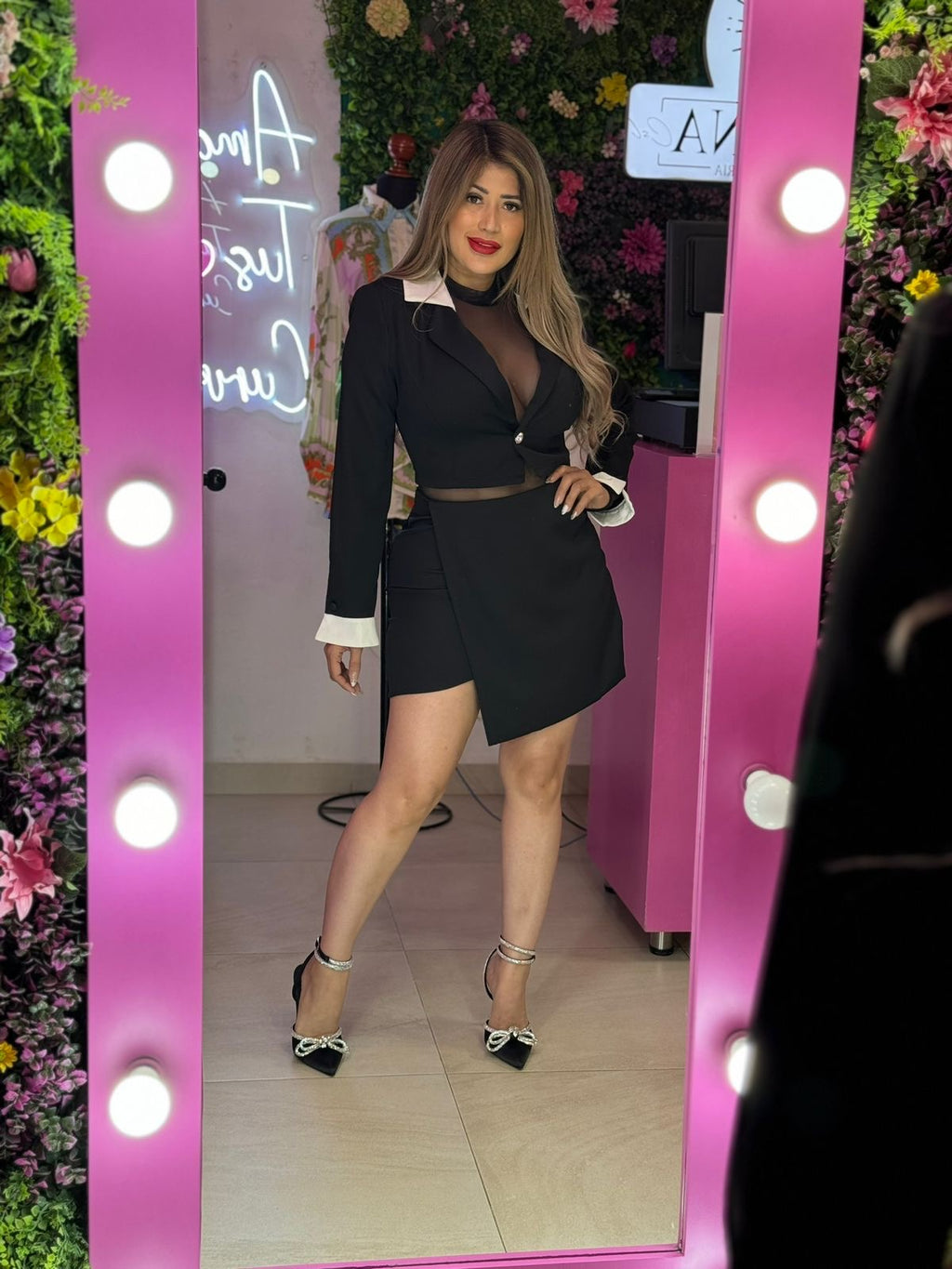 Set negro con detalles blancos