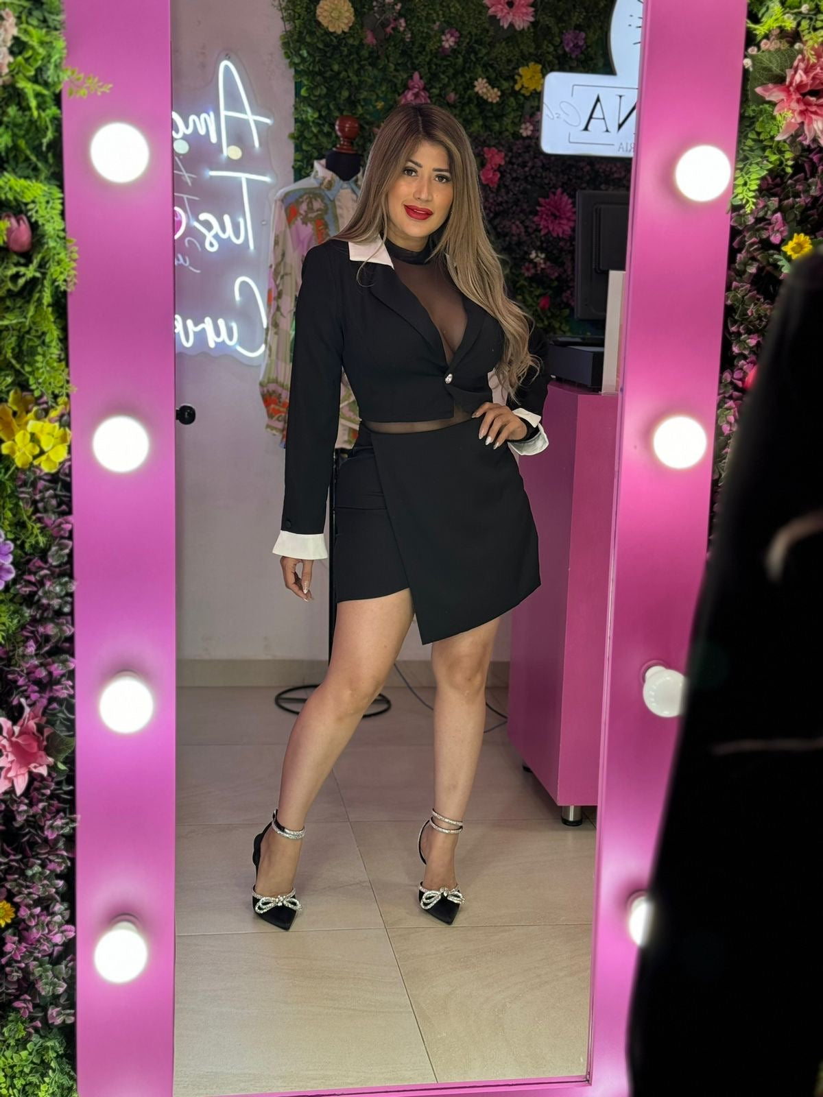 Set negro con detalles blancos