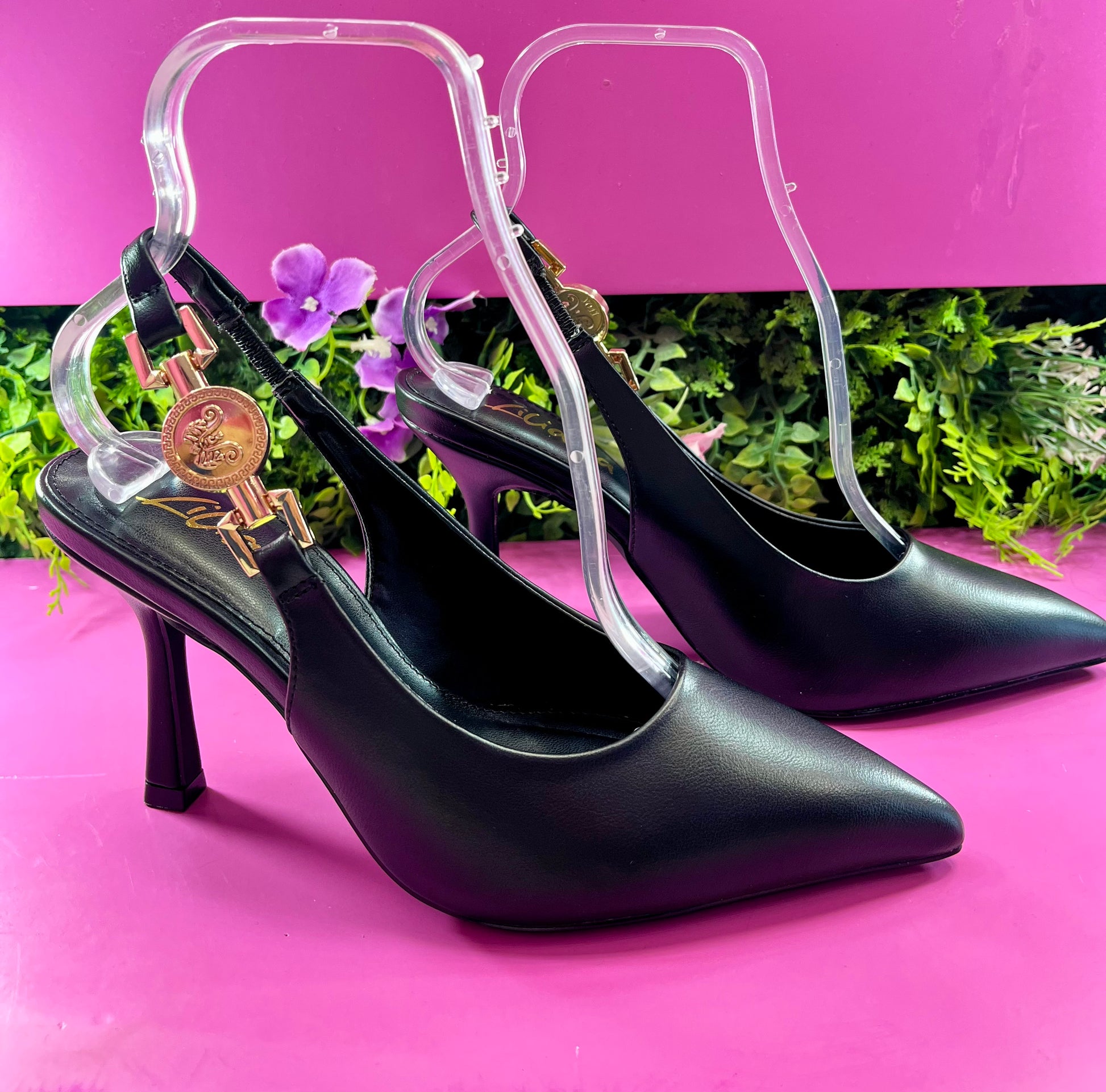 Zapatilla negra detalle dorado