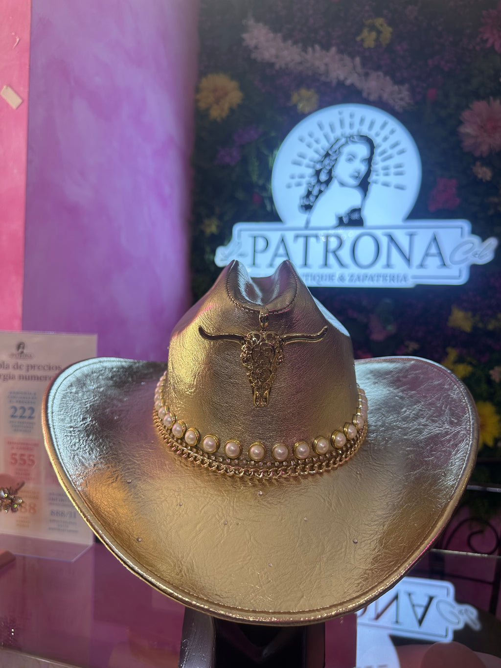 Sombrero dorado con cuernuda