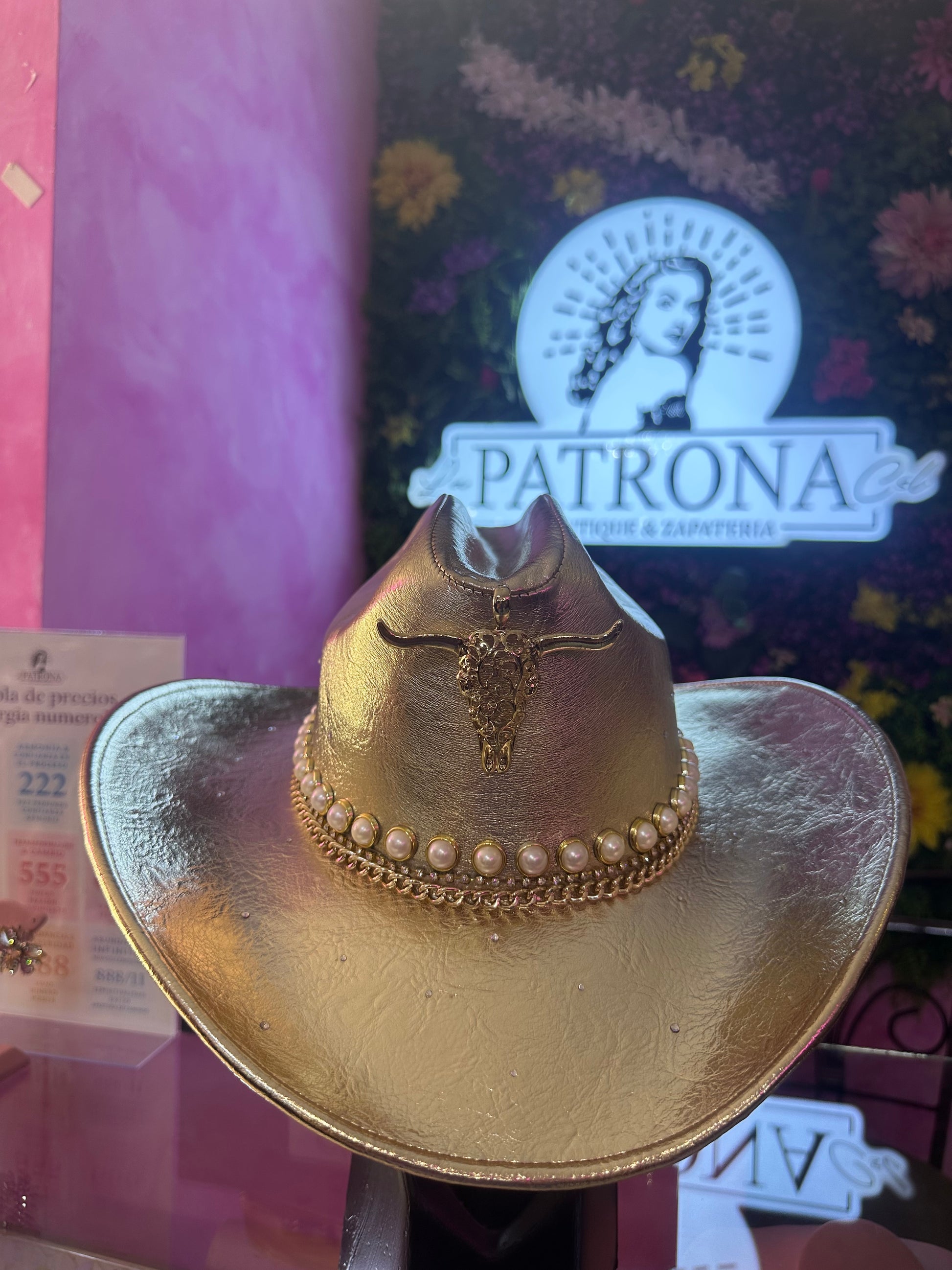 Sombrero dorado con cuernuda