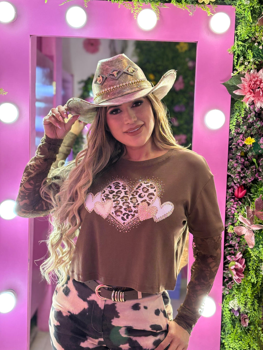 Blusa café con mangas de encaje