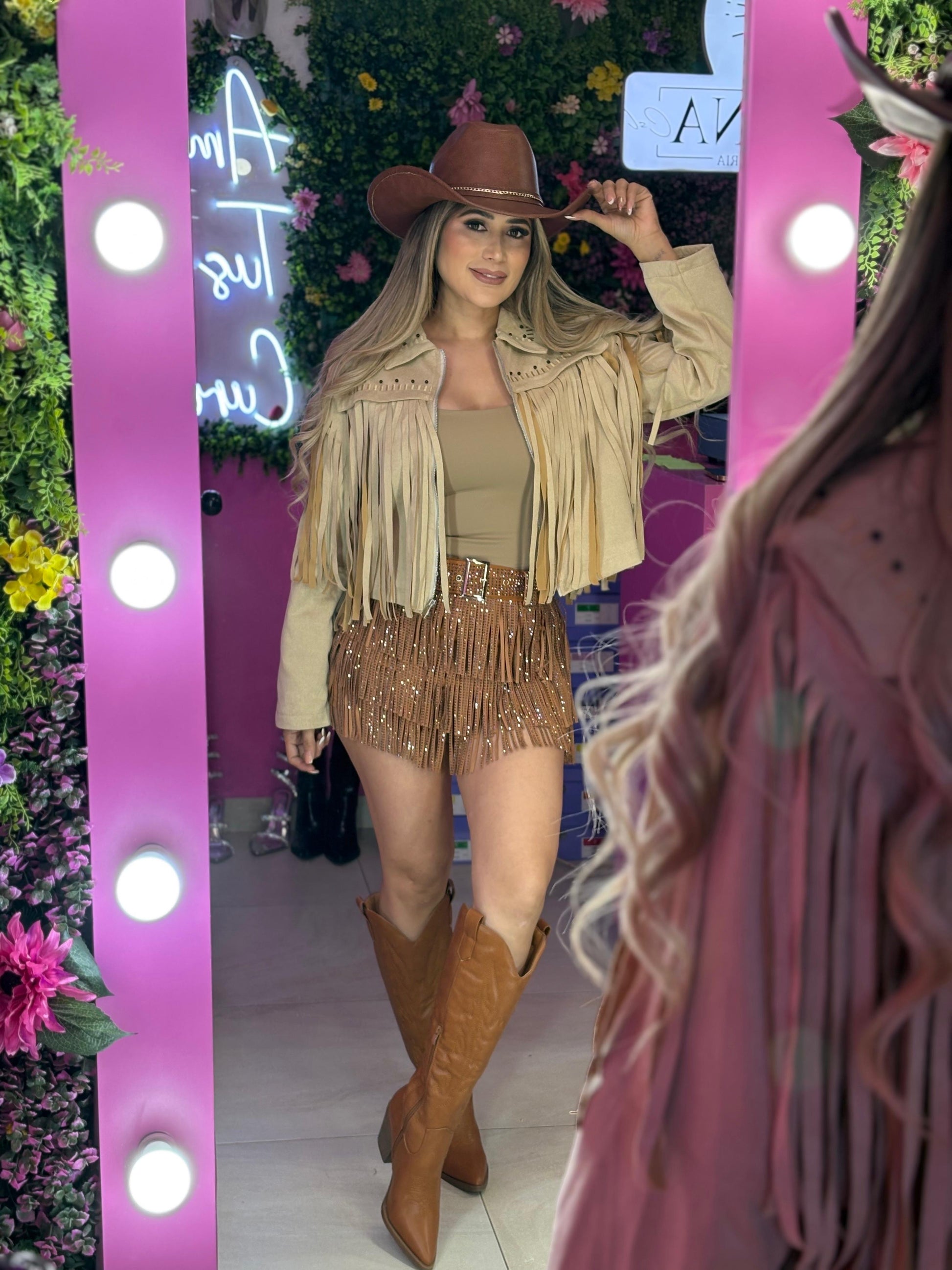 Chamarra beige de gamuza con barbas