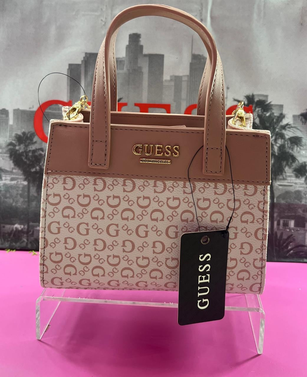 Bolsa nude con monograma GUESS.