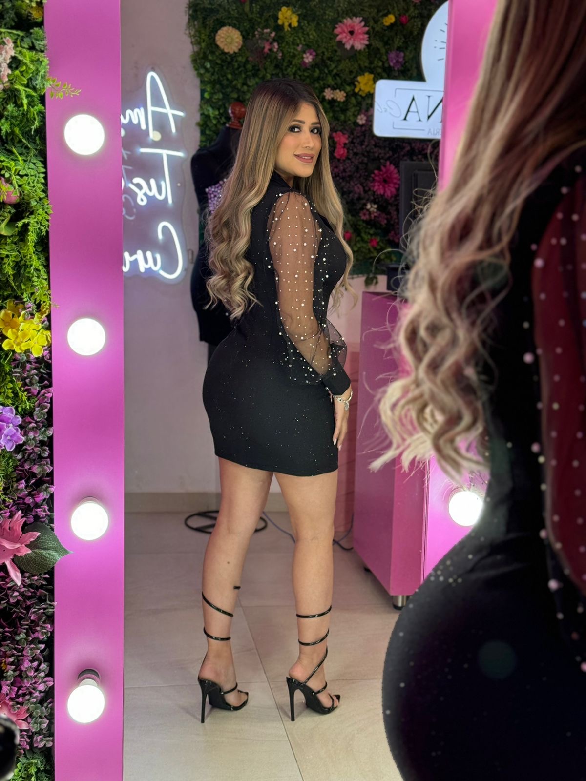 Vestido negro corto con perlas y brillos en las mangas