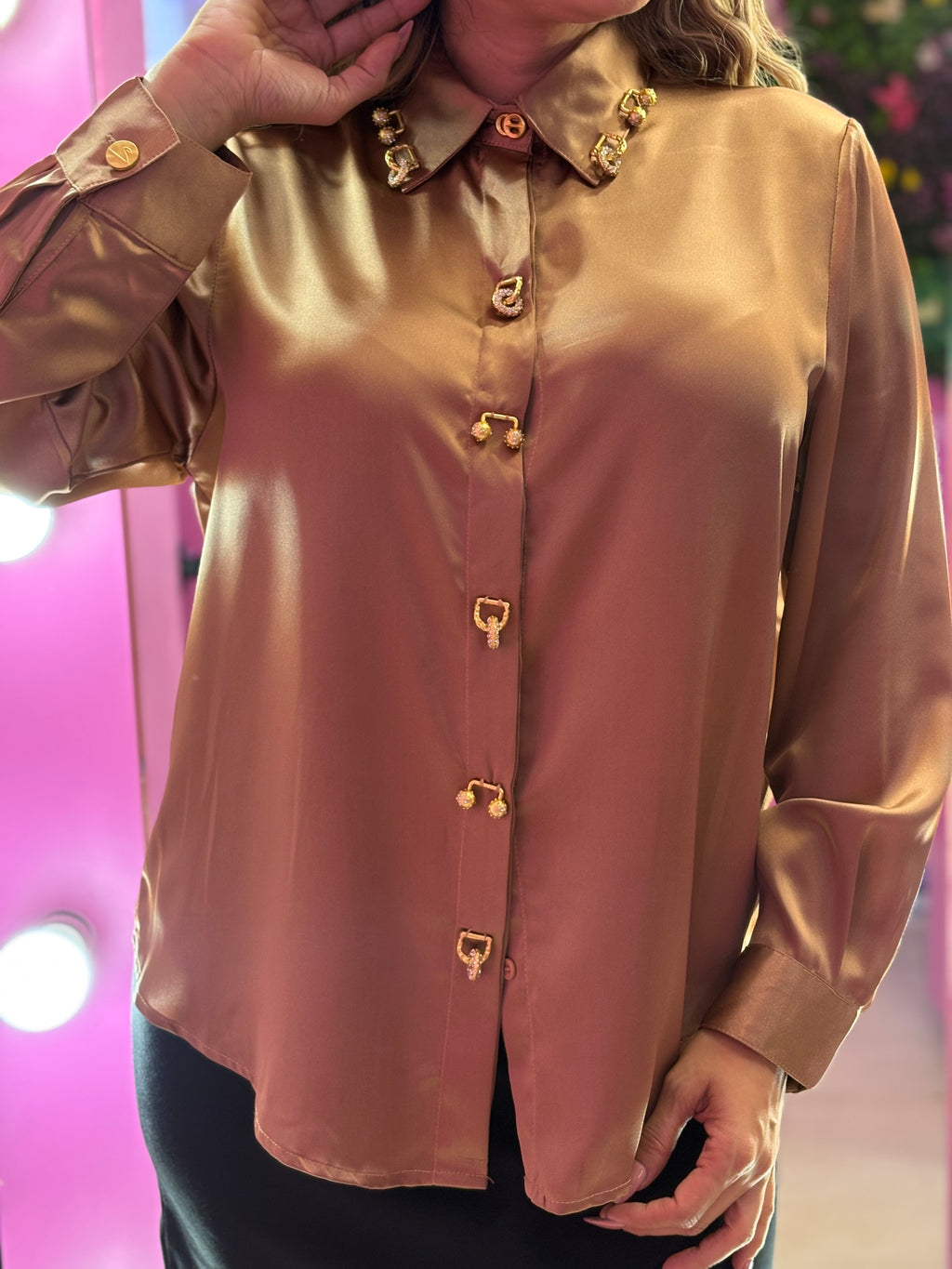 Camisa satin cafe con dijes