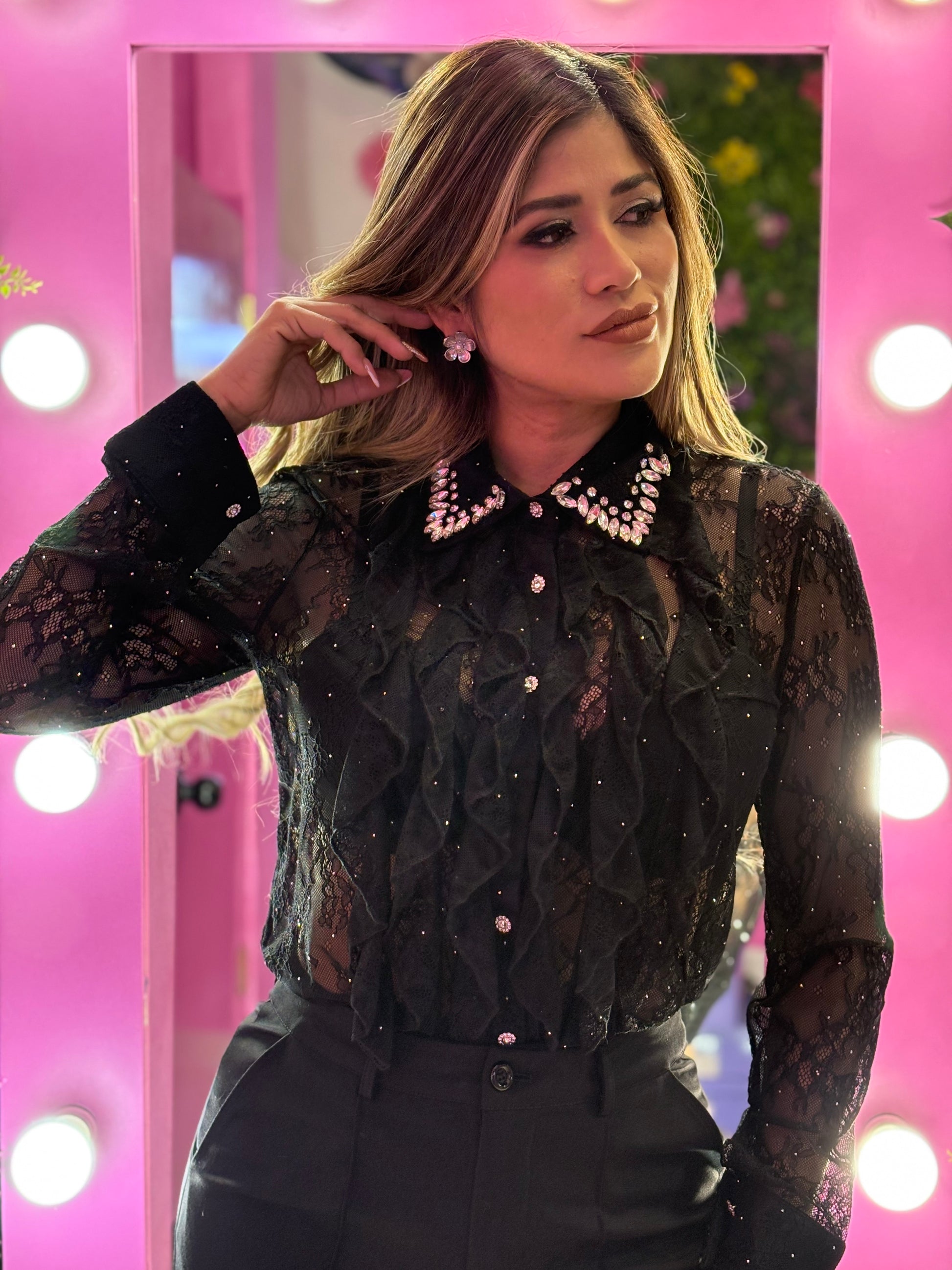 Blusa negrq de encaje con brillos