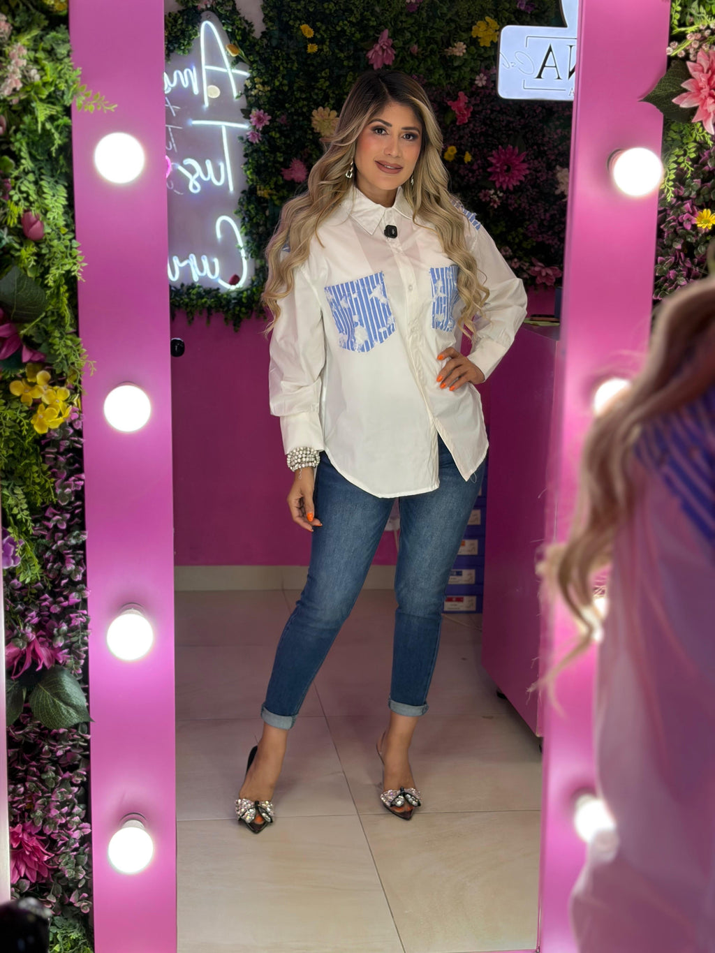 Camisa blanca con encaje azul