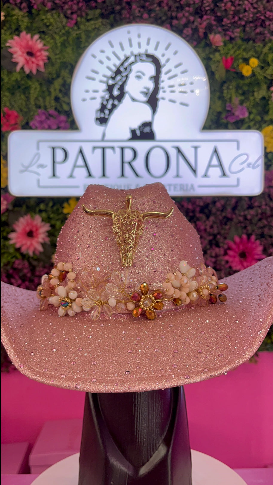 Sombrero rosa con pedrería y cuernuda