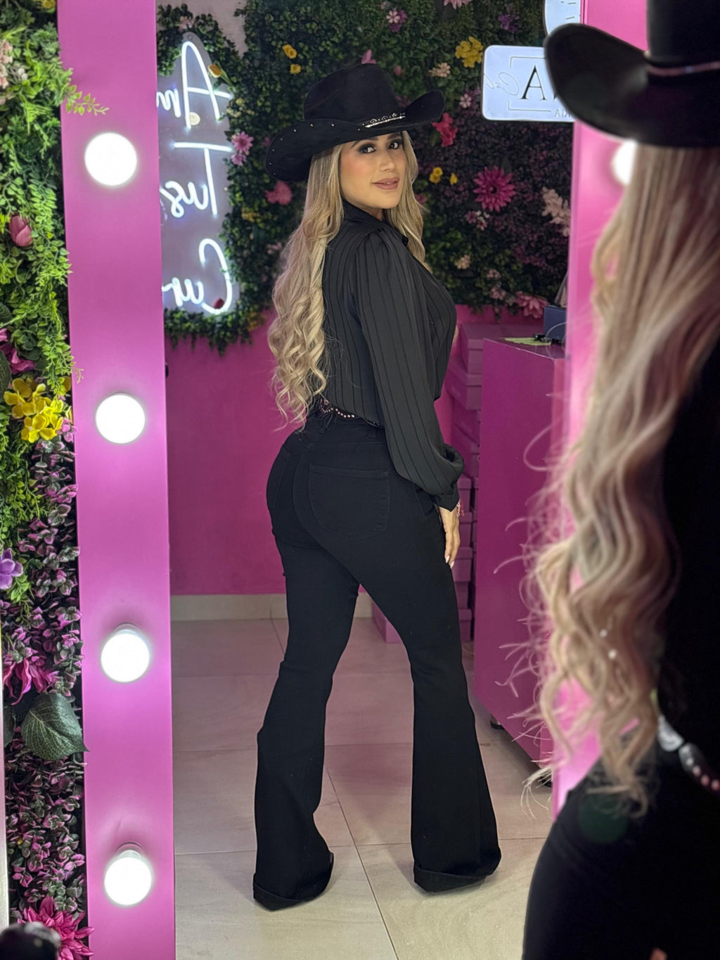 Camisa negra satinada con rayas
