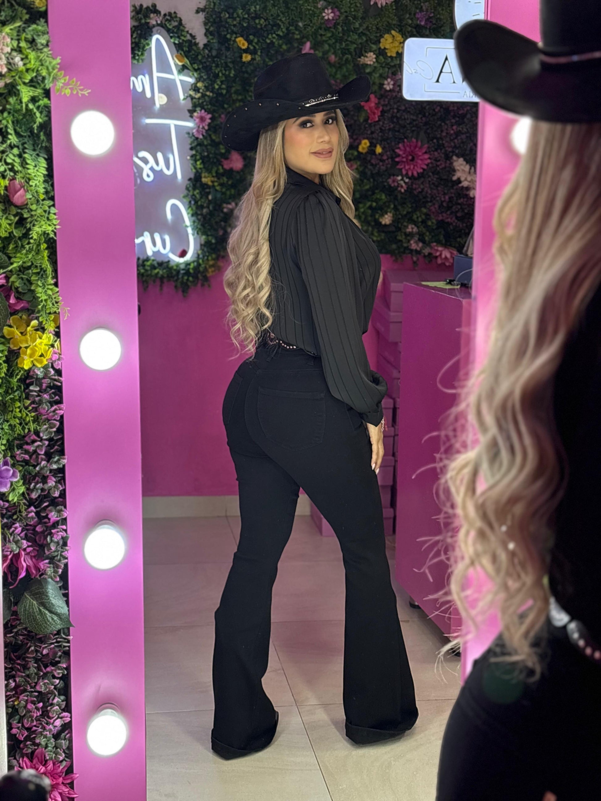 Camisa negra satinada con rayas
