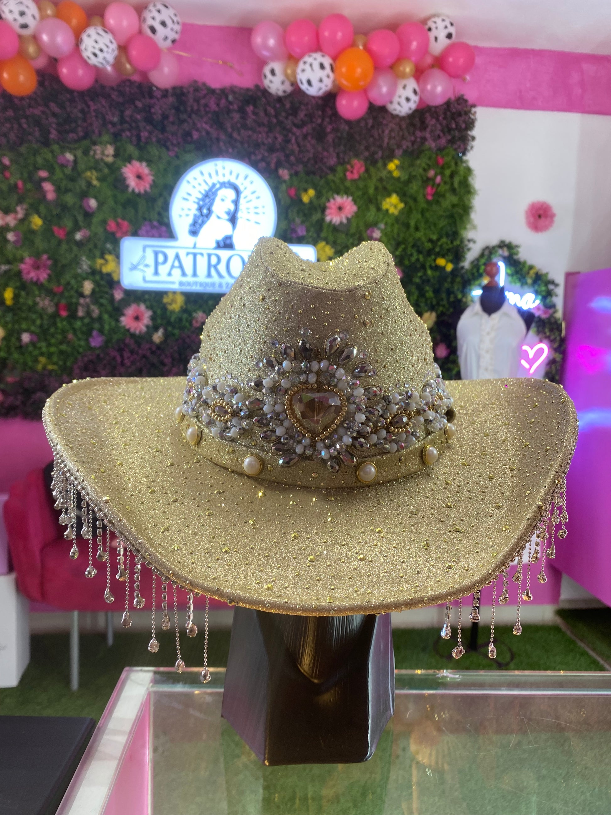 Sombrero dorado de corazón