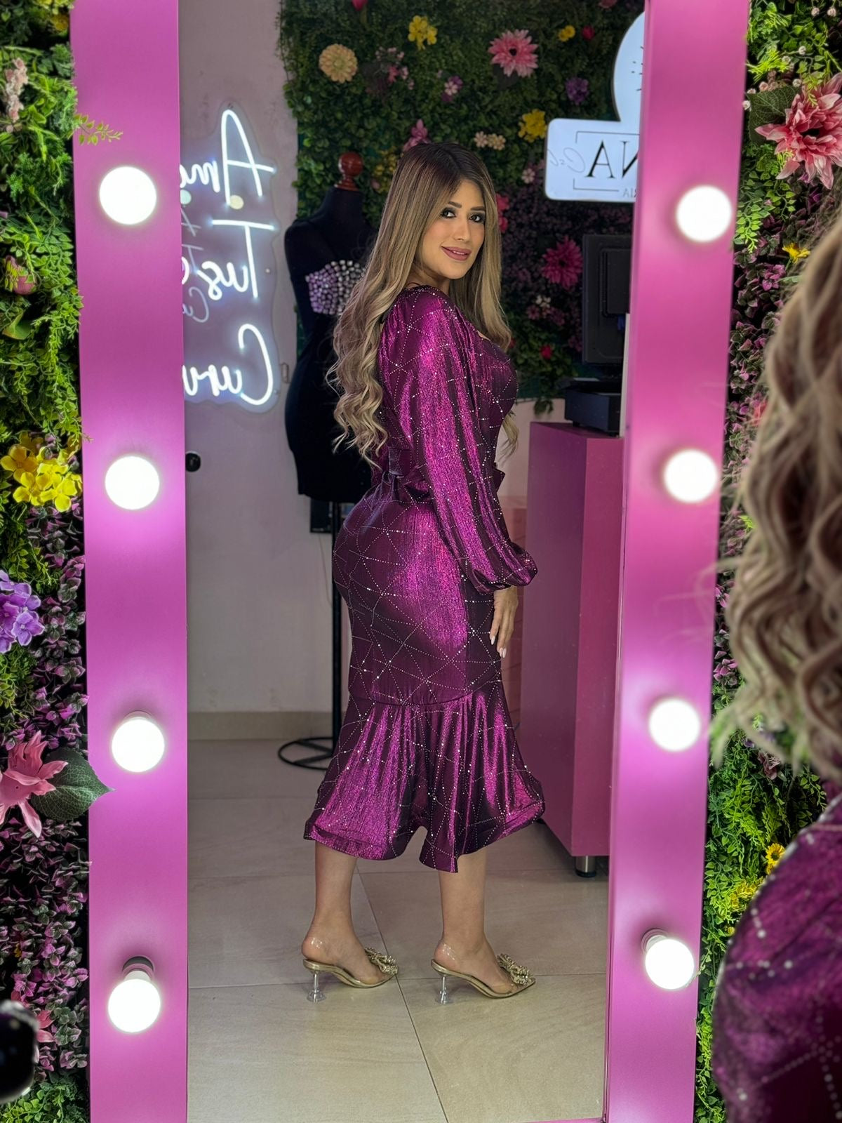 Vestido magenta corte sirena con brillos.
