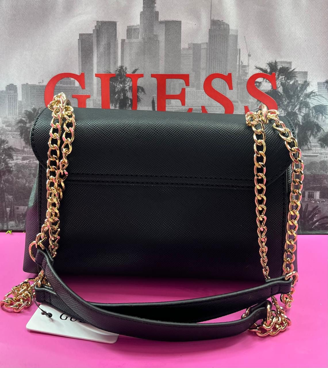 Bolsa negra con herrajes dorados GUESS