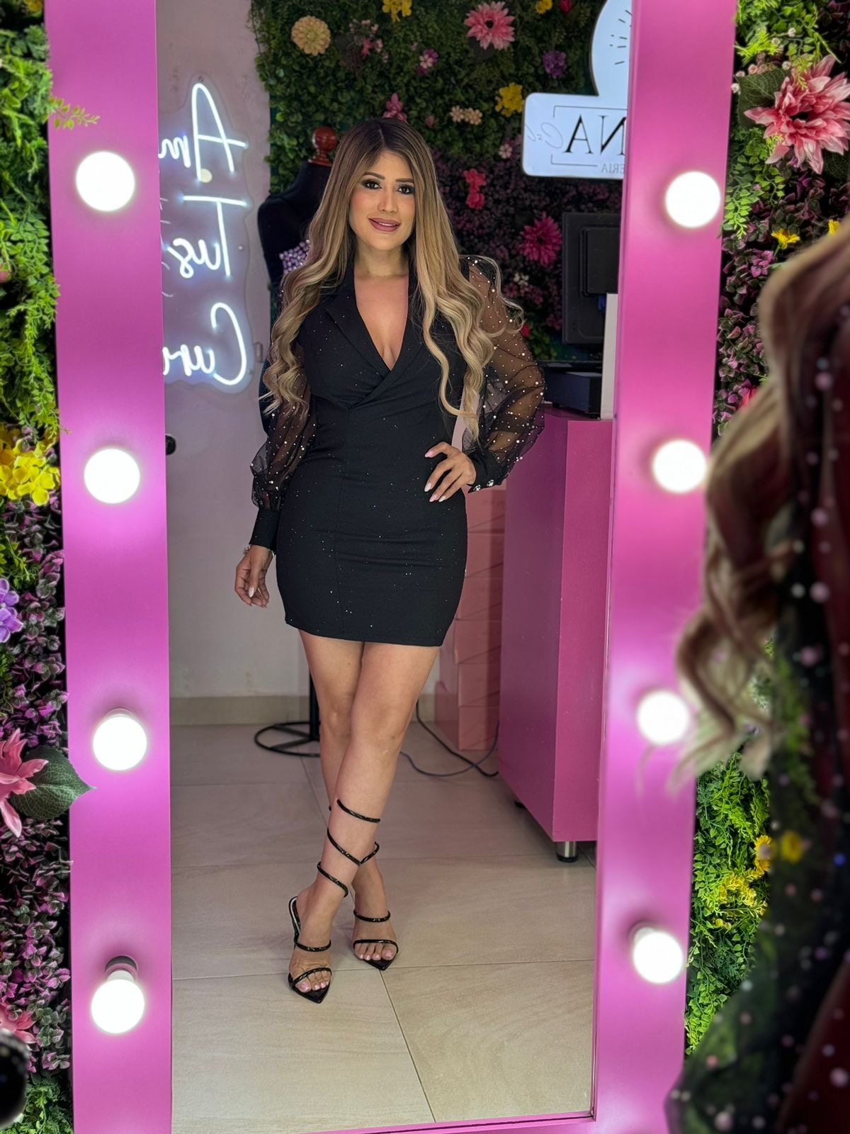 Vestido negro corto con perlas y brillos en las mangas