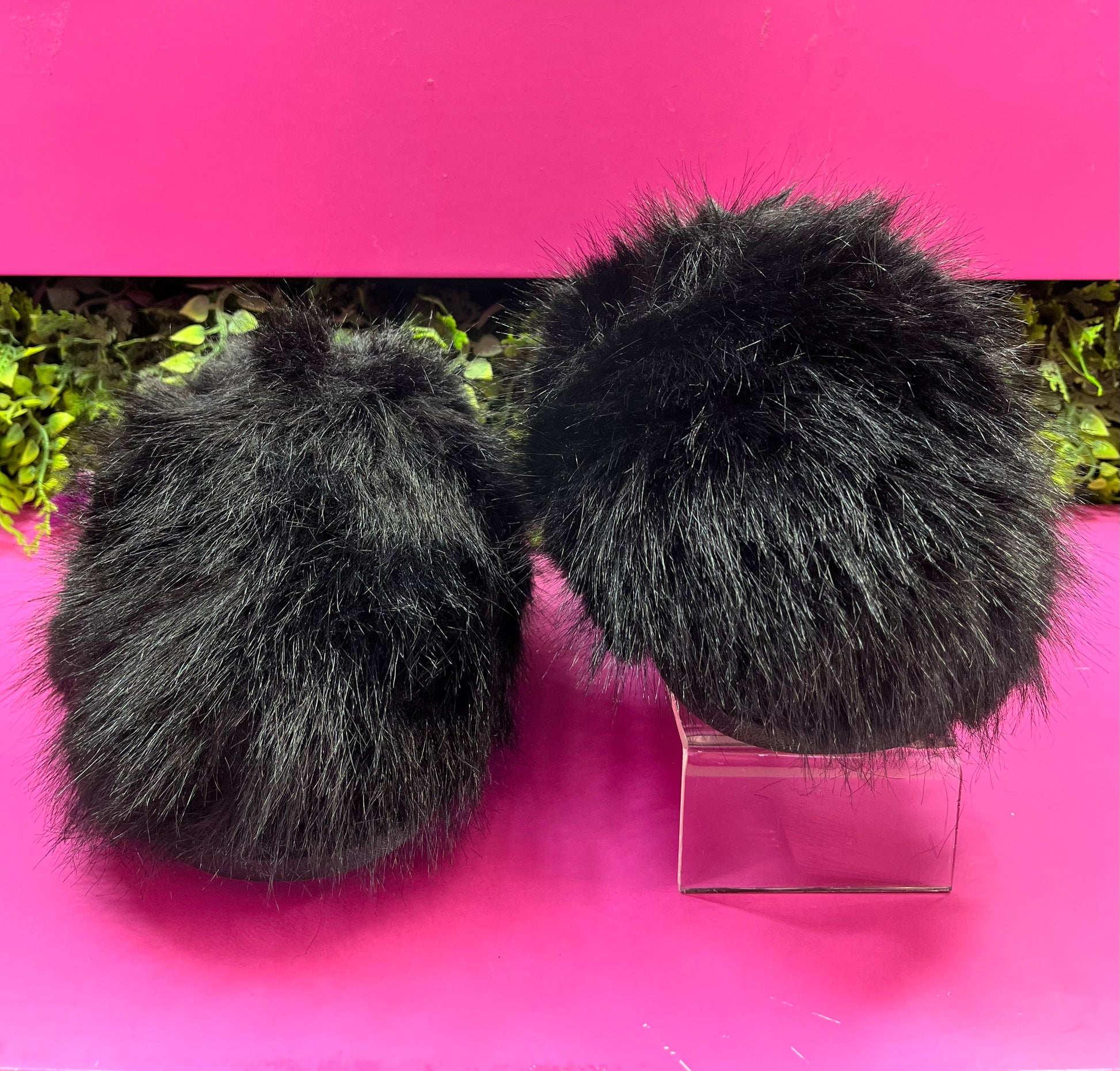 Pantuflas negras peludas