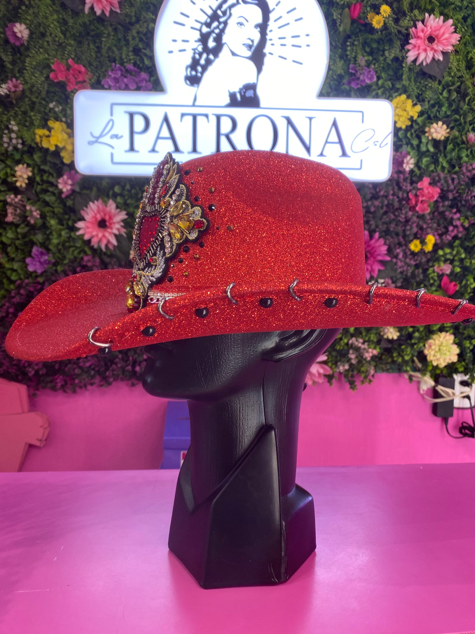 Sombrero rojo de glitter con corazón
