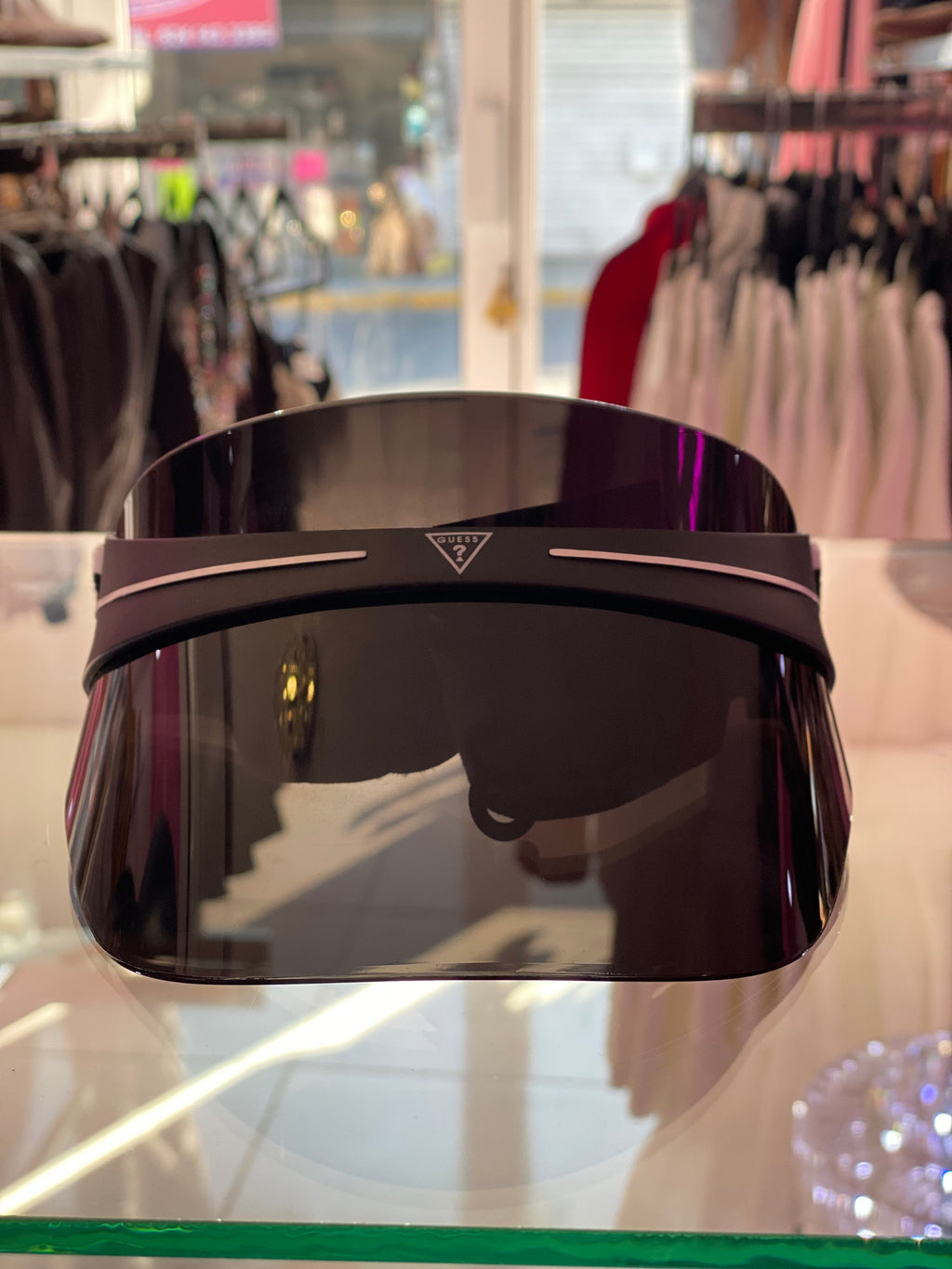 Vicera “GUESS” color negro