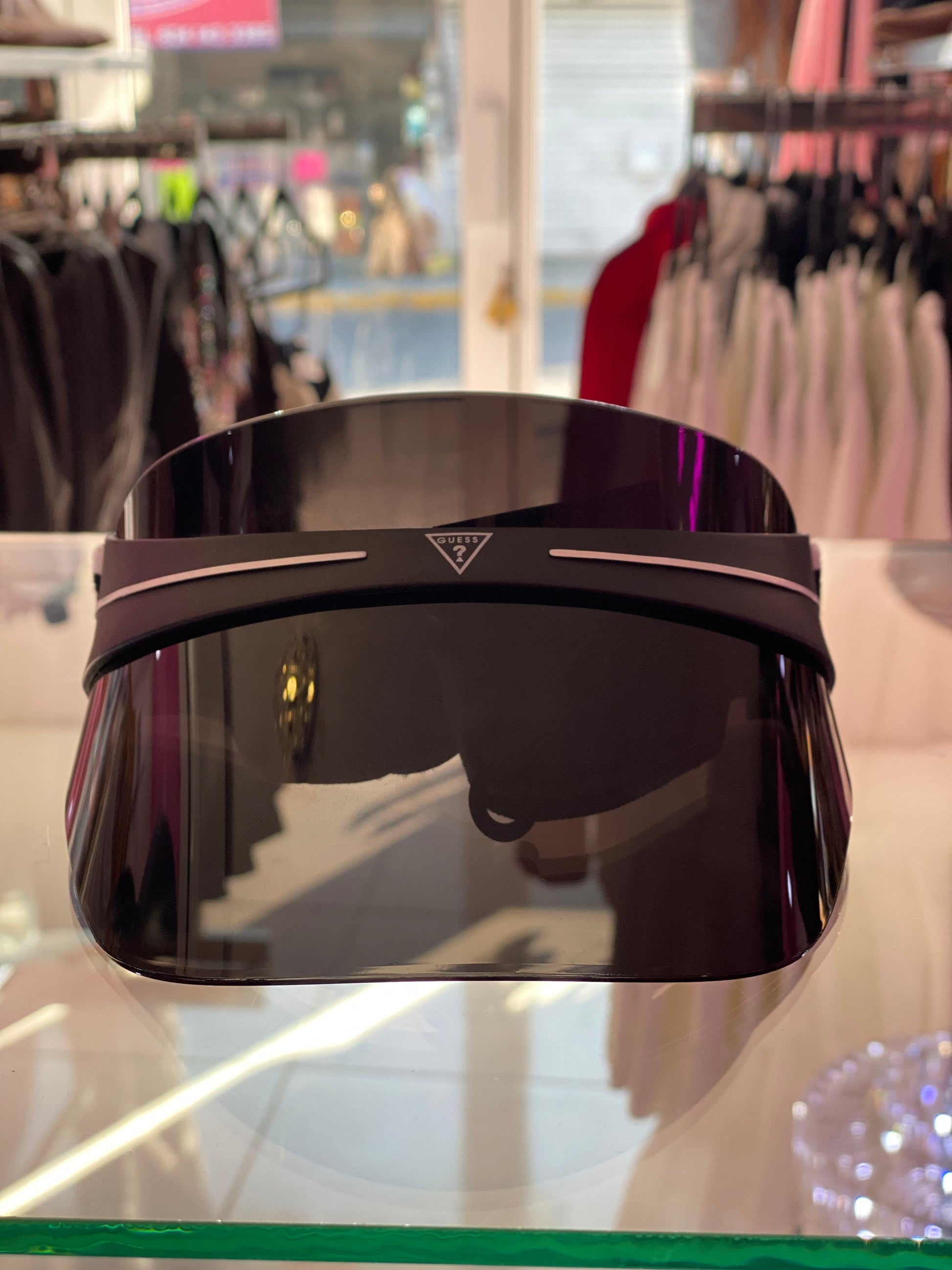 Vicera “GUESS” color negro