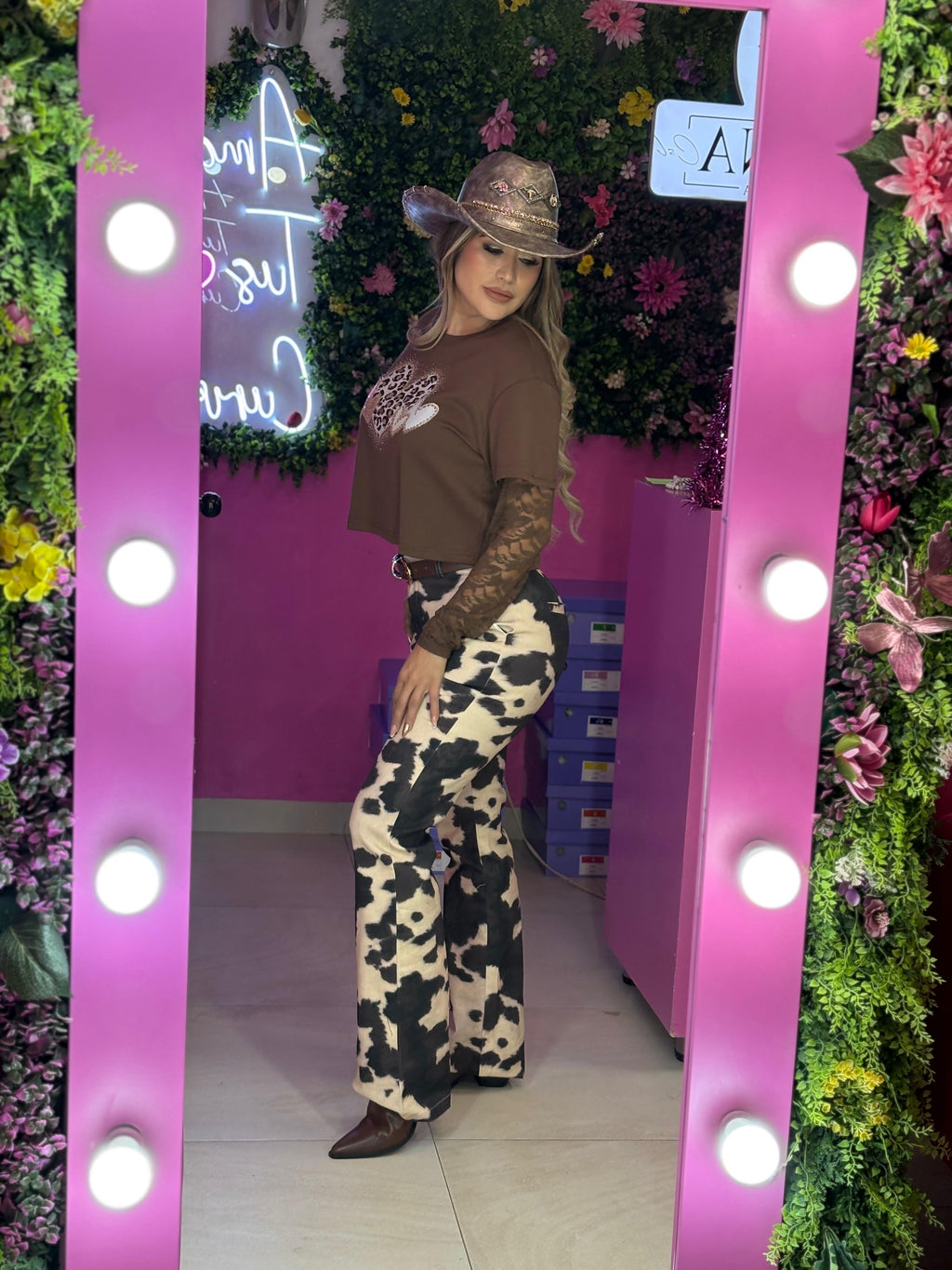 Blusa café con mangas de encaje