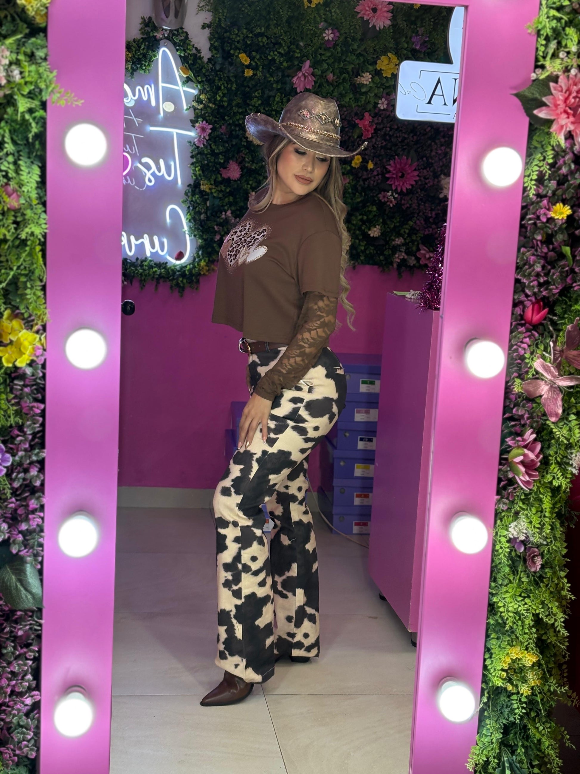 Blusa café con mangas de encaje