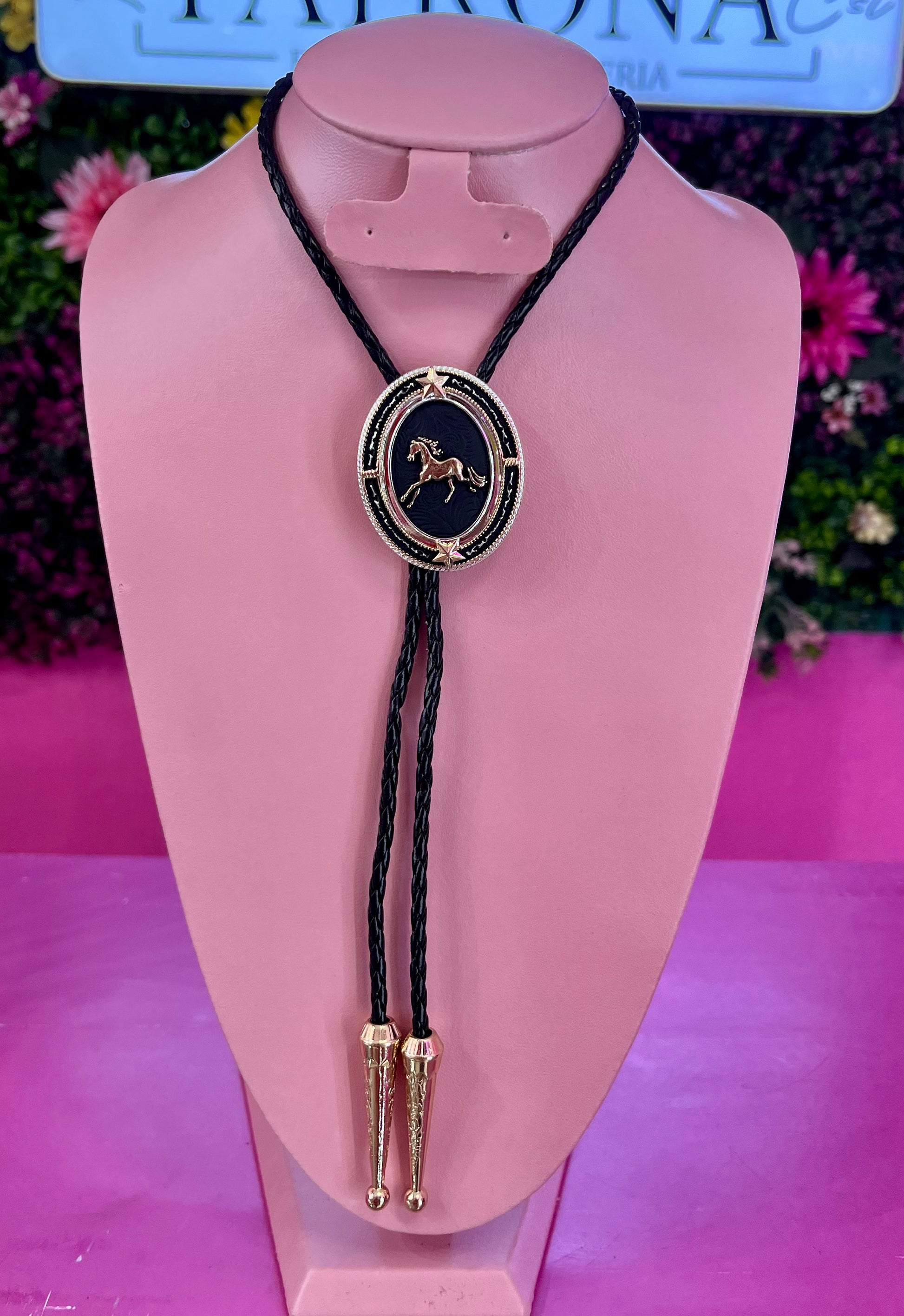 Corbatín negro con dorado caballo