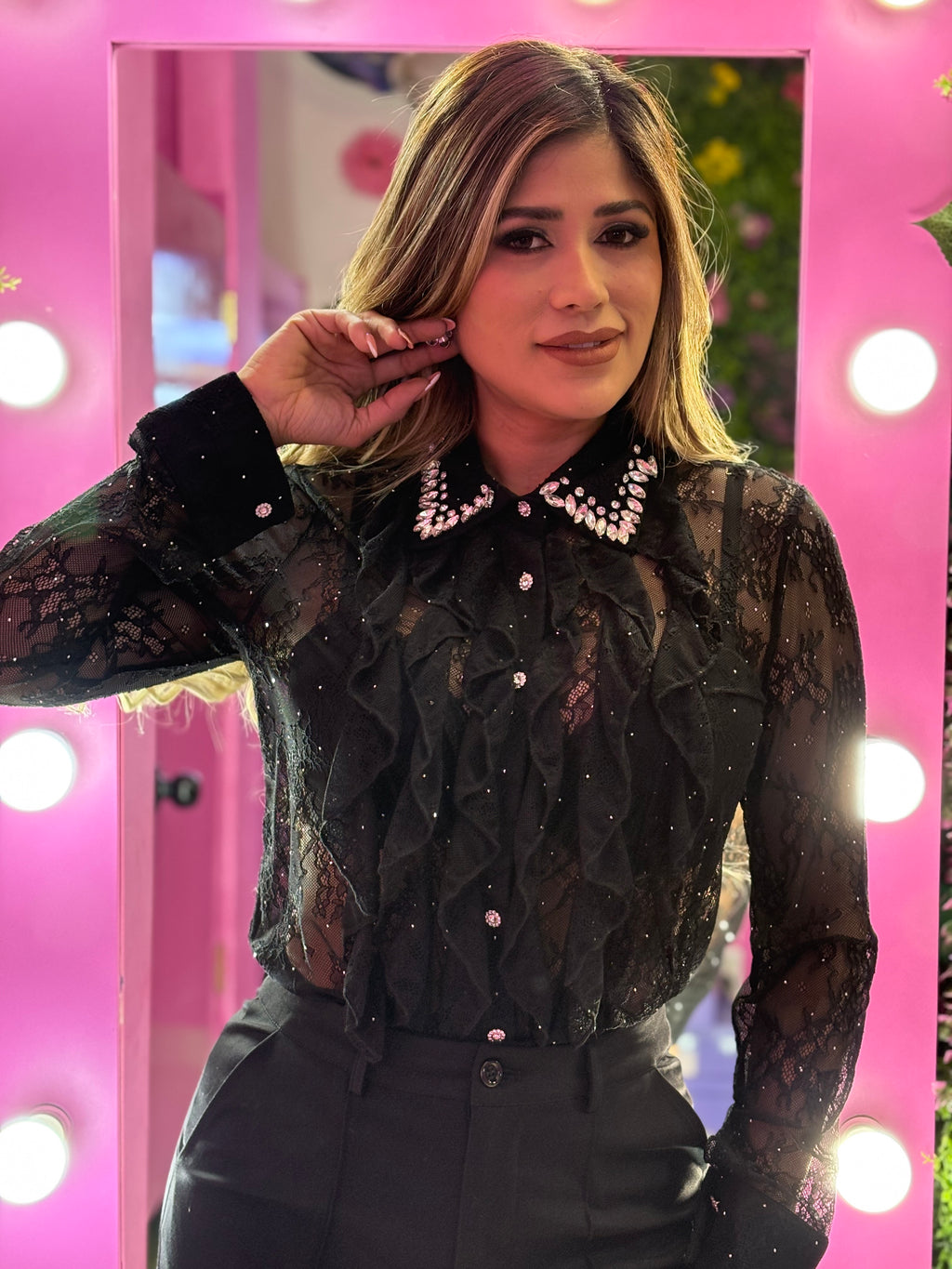 Blusa negrq de encaje con brillos