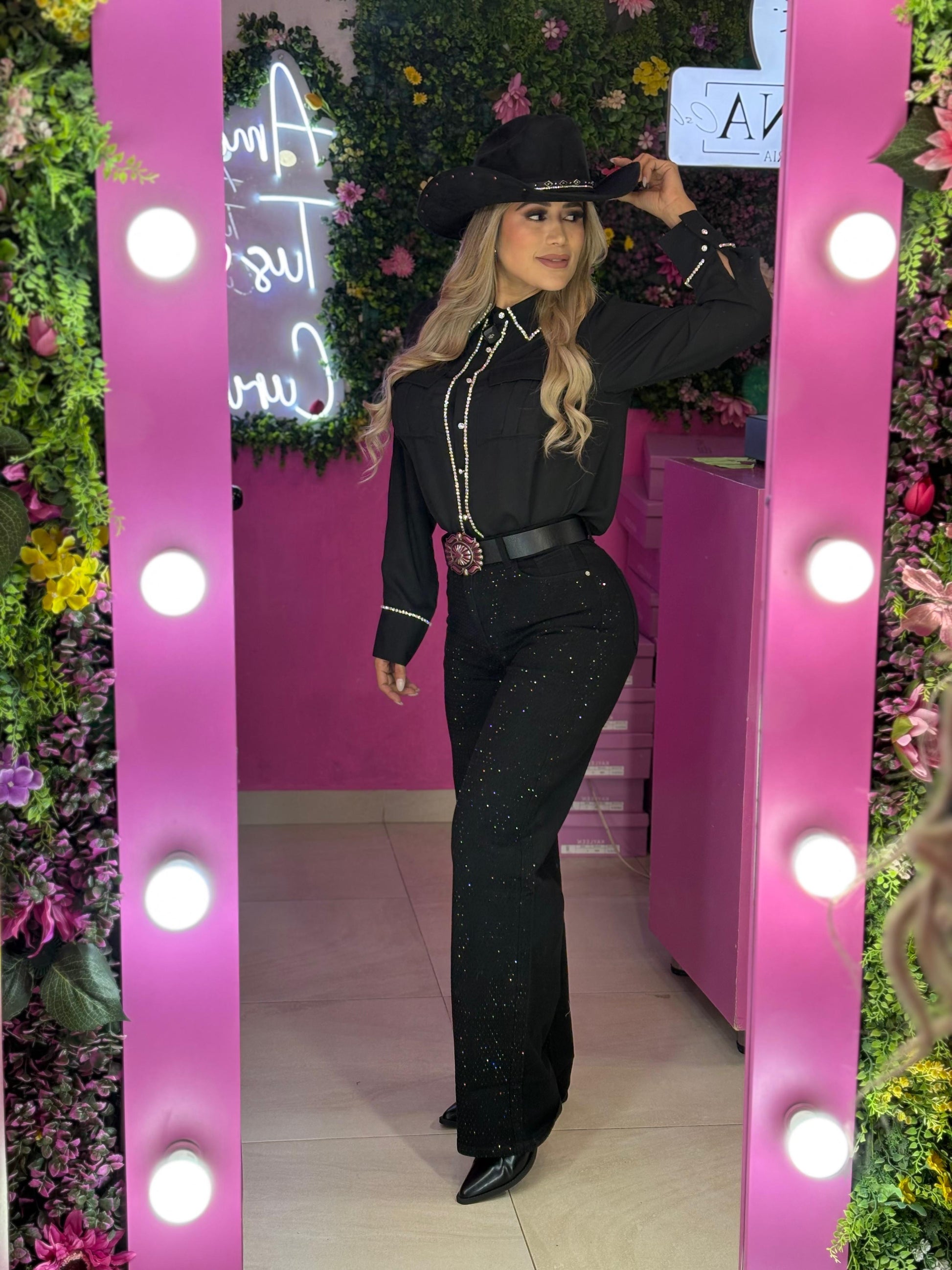 Pantalón mezclilla negro con piedritas negras
