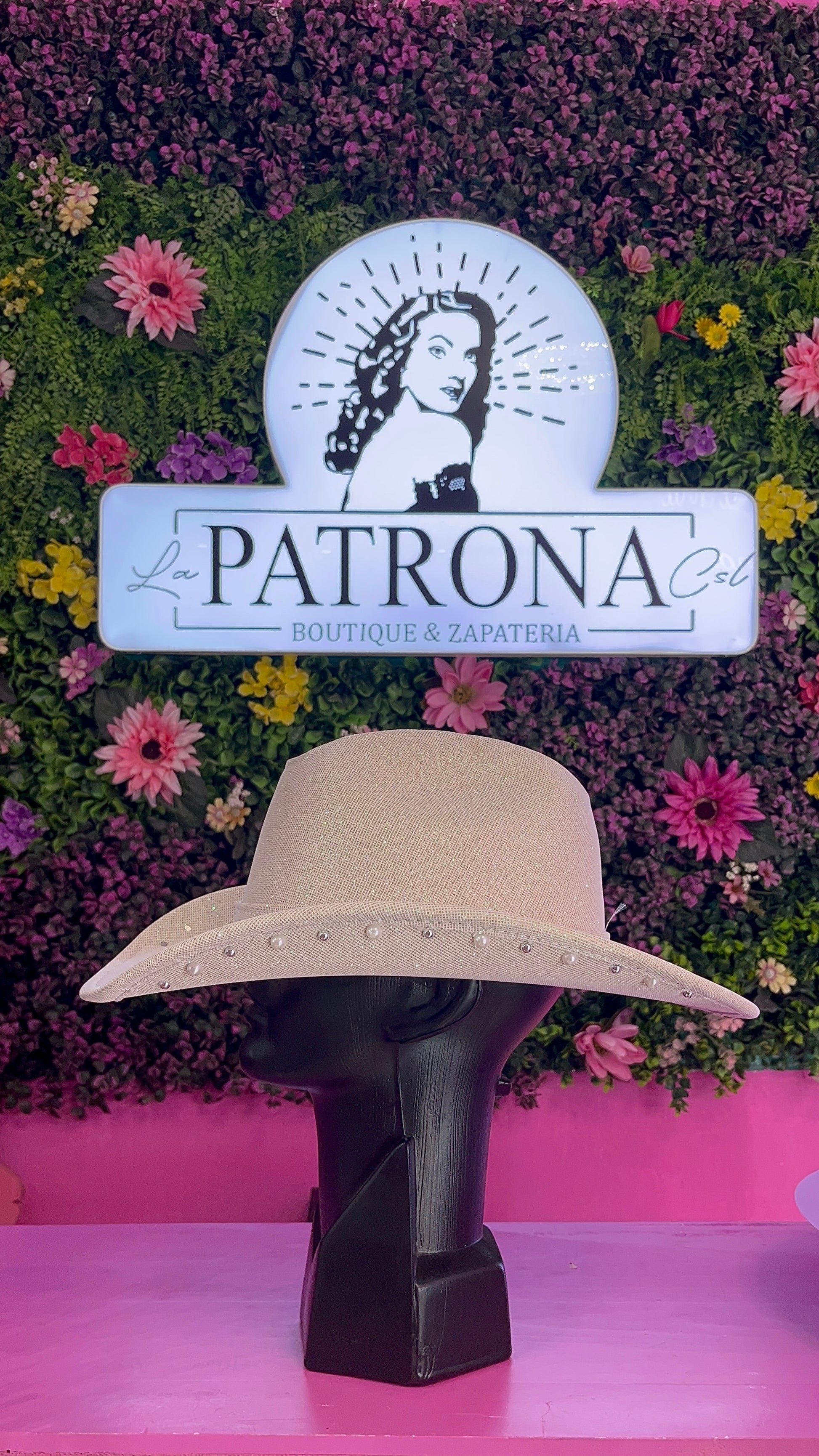 Sombrero beige glitter y perlas